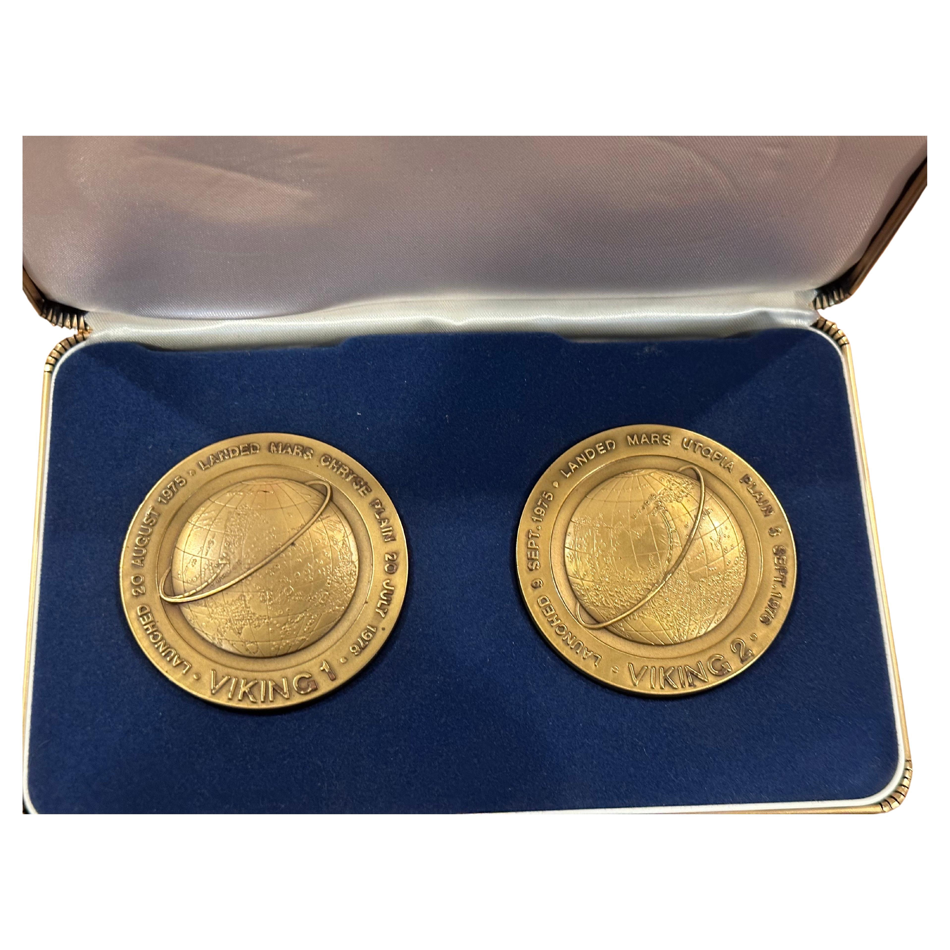 Pair of bronze Viking 1 and 2 Mars landing commemorative medallions, circa 1976.  This rare pair was issued by Medallic Art Co. to commemorate the Viking Mission in 1976; each spacecraft was composed of two main parts: an orbiter designed to