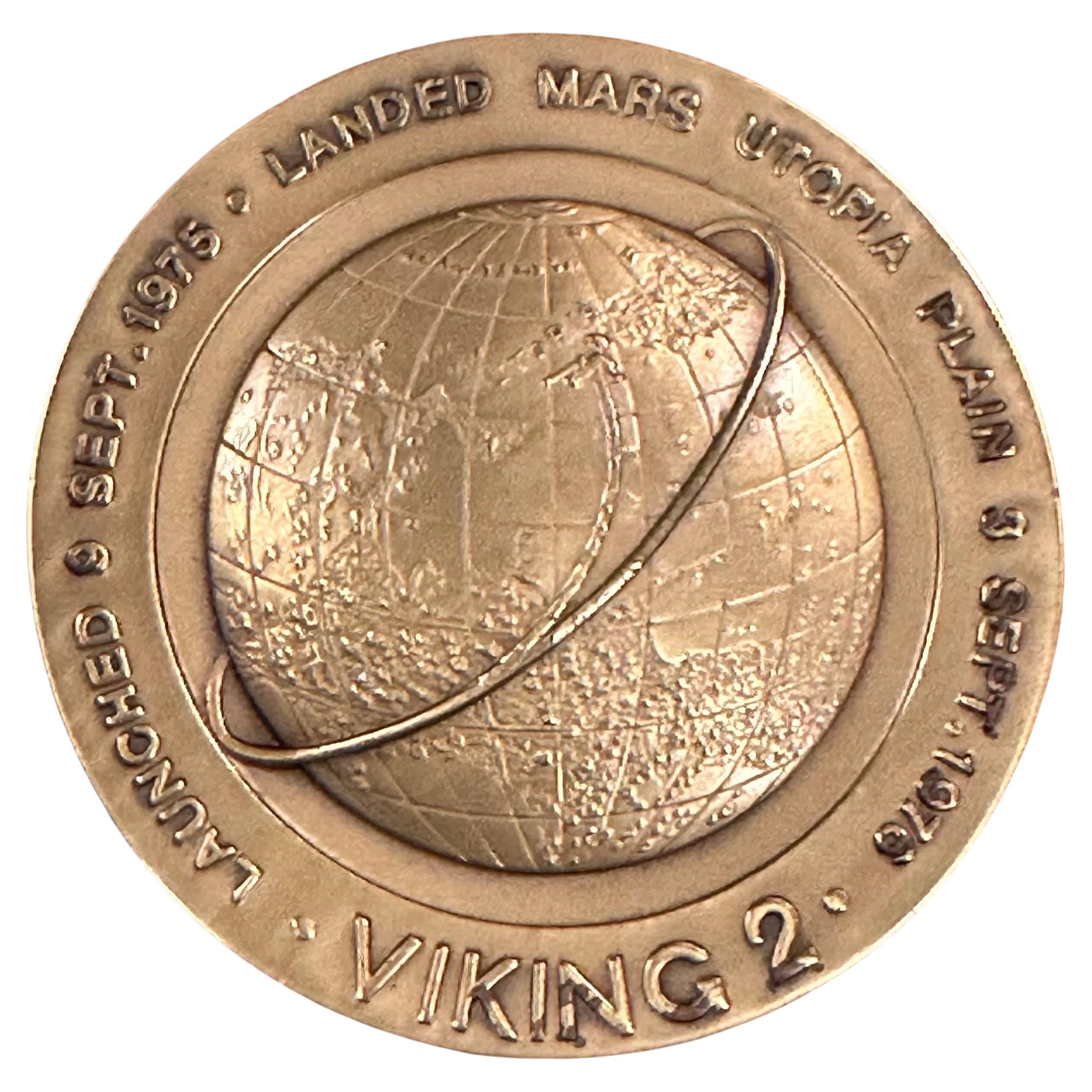 Pair of Bronze Viking 1 and 2 Mars Landing Commemorative Medallions In Good Condition For Sale In San Diego, CA