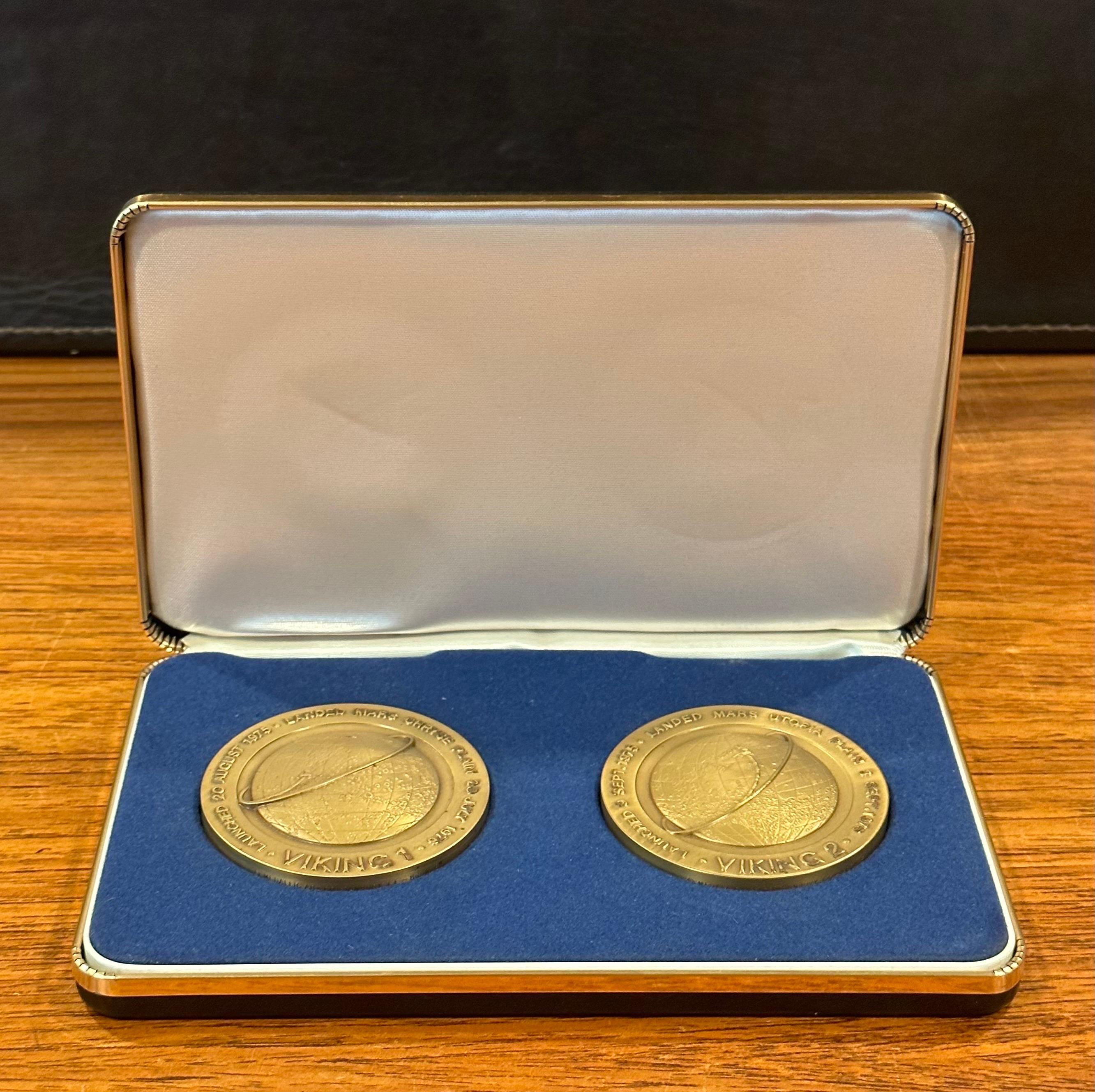 Pair of Bronze Viking 1 and 2 Mars Landing Commemorative Medallions For Sale 1