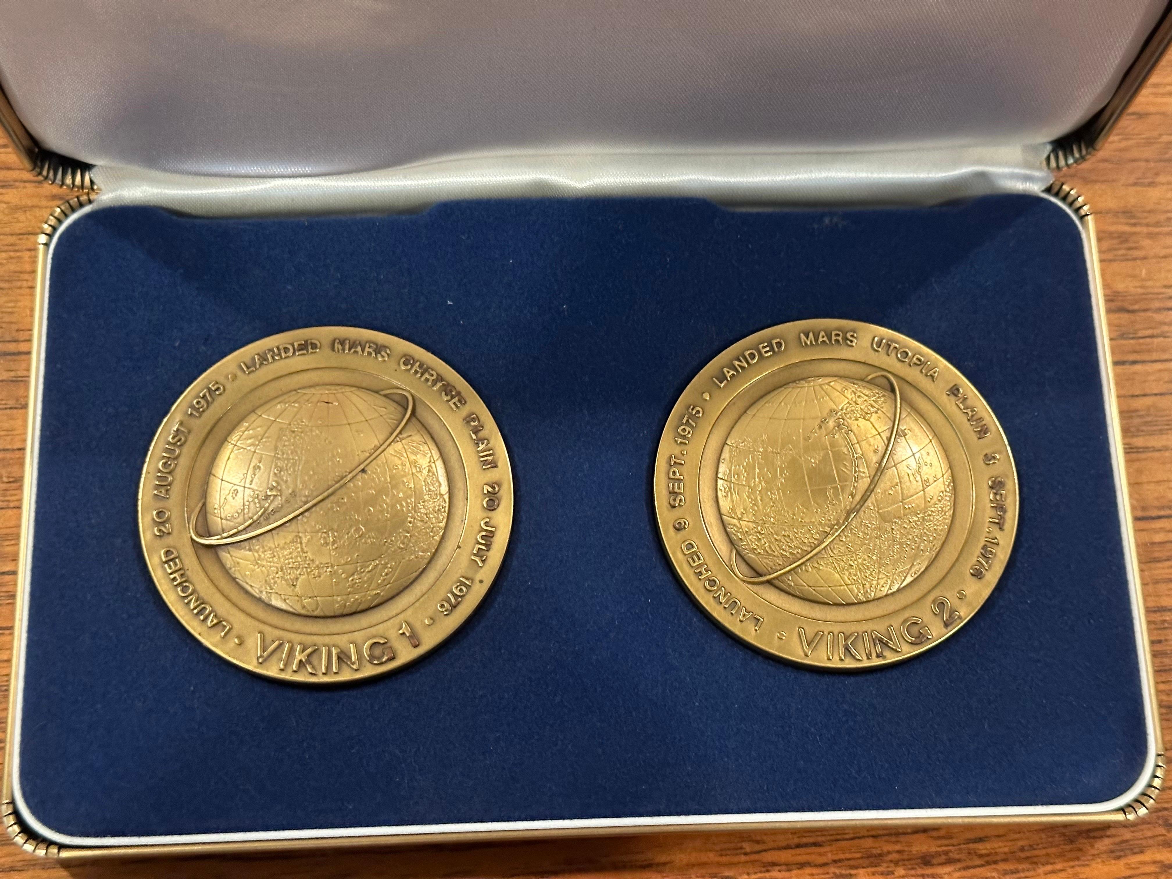 Pair of Bronze Viking 1 and 2 Mars Landing Commemorative Medallions For Sale 2