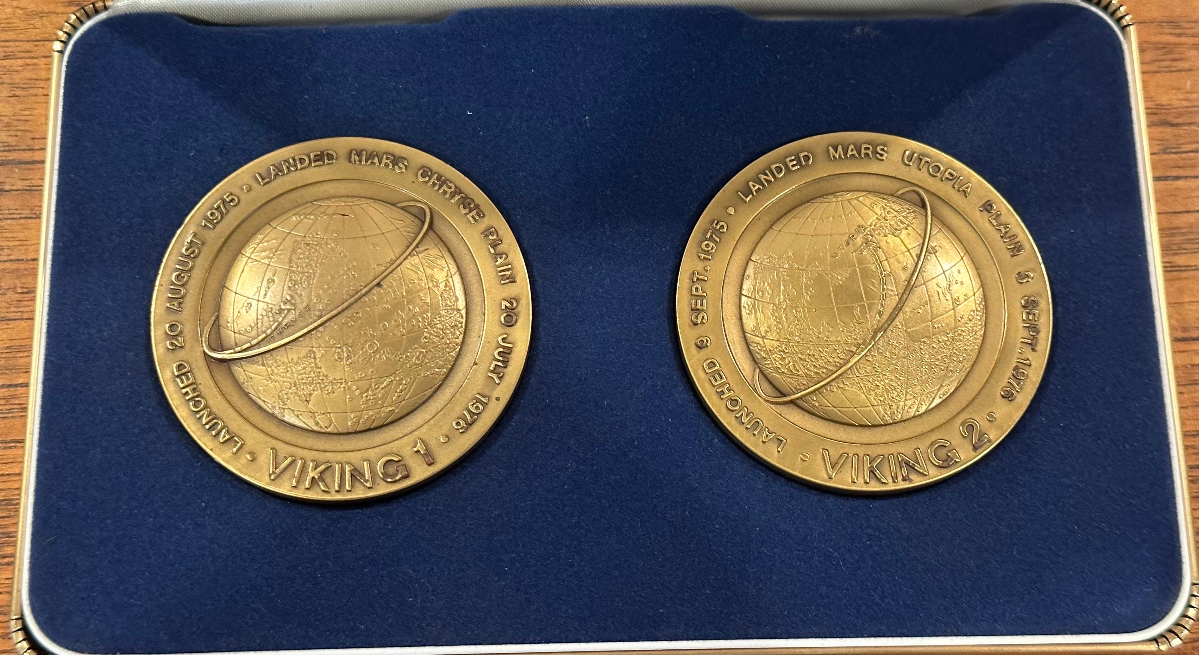 Pair of Bronze Viking 1 and 2 Mars Landing Commemorative Medallions For Sale 3