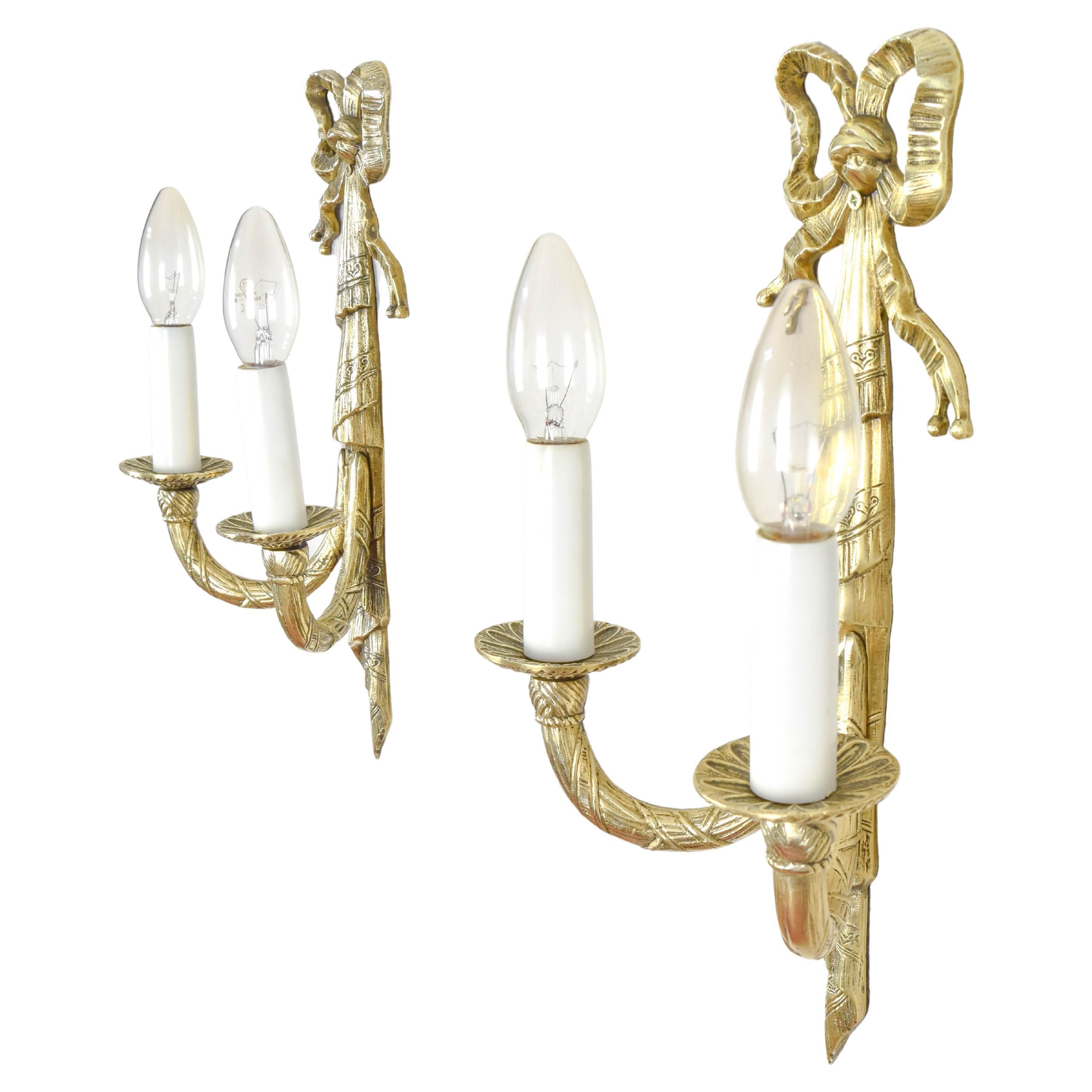 Beautiful set of French Louis XVI style wall lamps.
Made of solid bronze, top bow design and two arms with light points.
They are in very good condition.