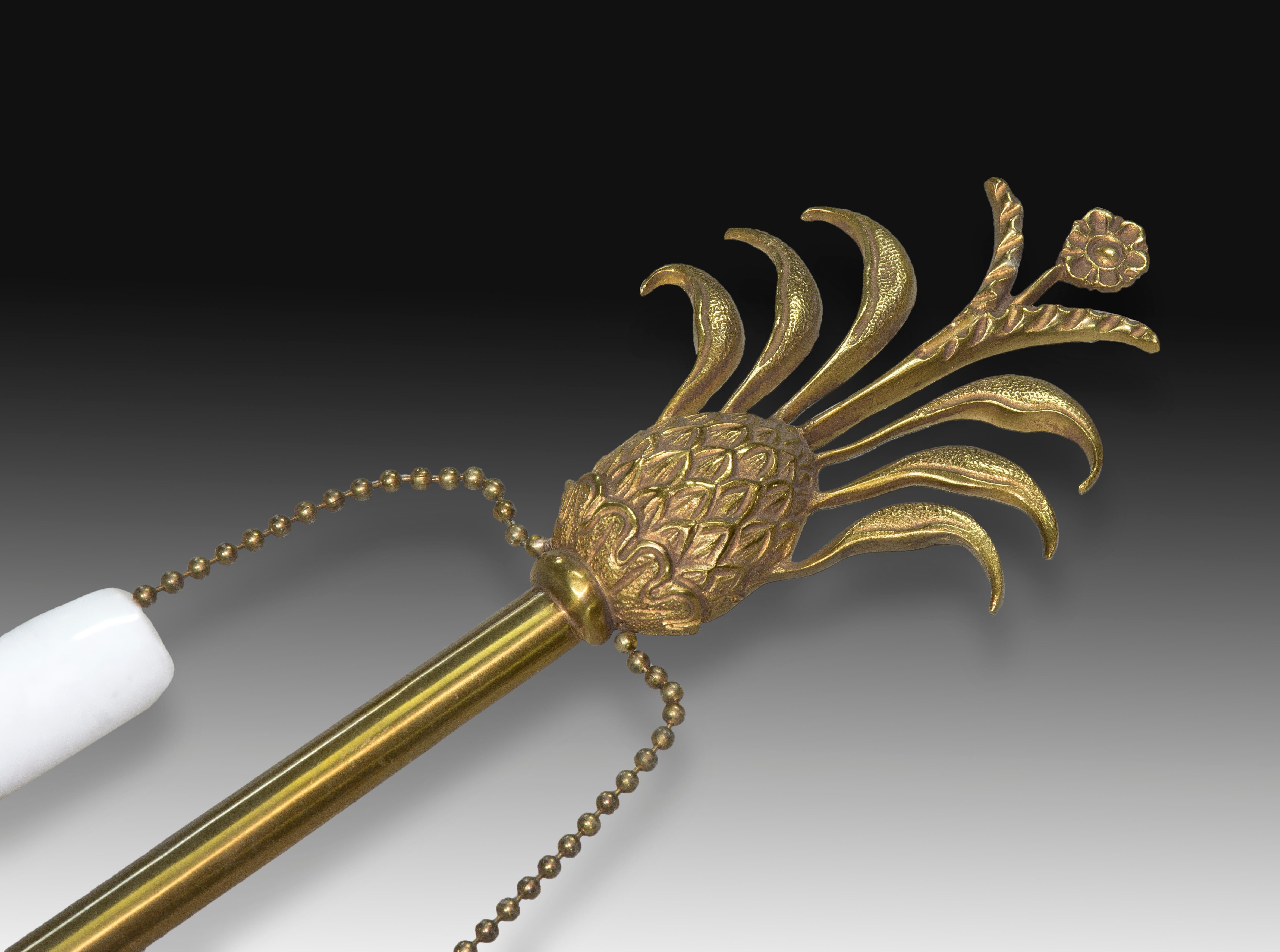 Par de apliques. Bronce. Siglo XX. 
 Pareja de apliques de pared de tres puntos de luz realizados cada uno en bronce y decorados con elementos que recuerdan a obras de estilo Imperio y Neoclásico y de origen principalmente francés (máscaras