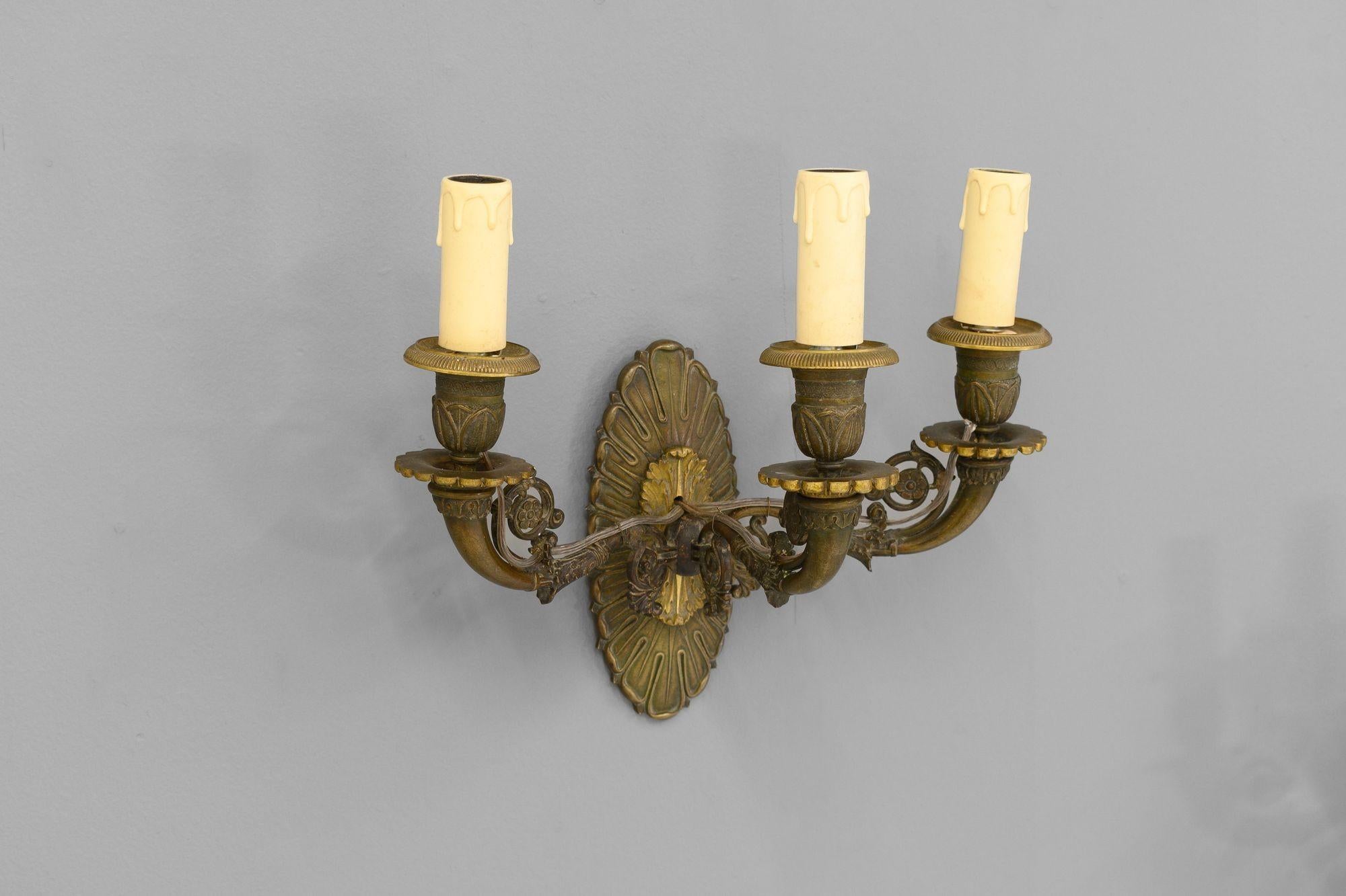 Paire d'appliques à trois bras en bronze français. Circa 1900
H 26cm x L 30cm x P 19cm