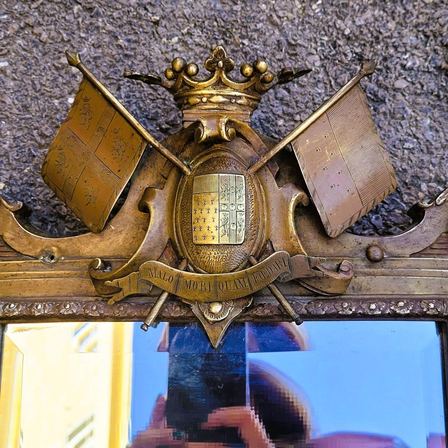 Coppia di applique a 3 luci in bronzo in stile Luigi XIV, decorate con lo stemma di una famiglia nobile.   

Il frontone è sormontato da uno stemma con il motto 