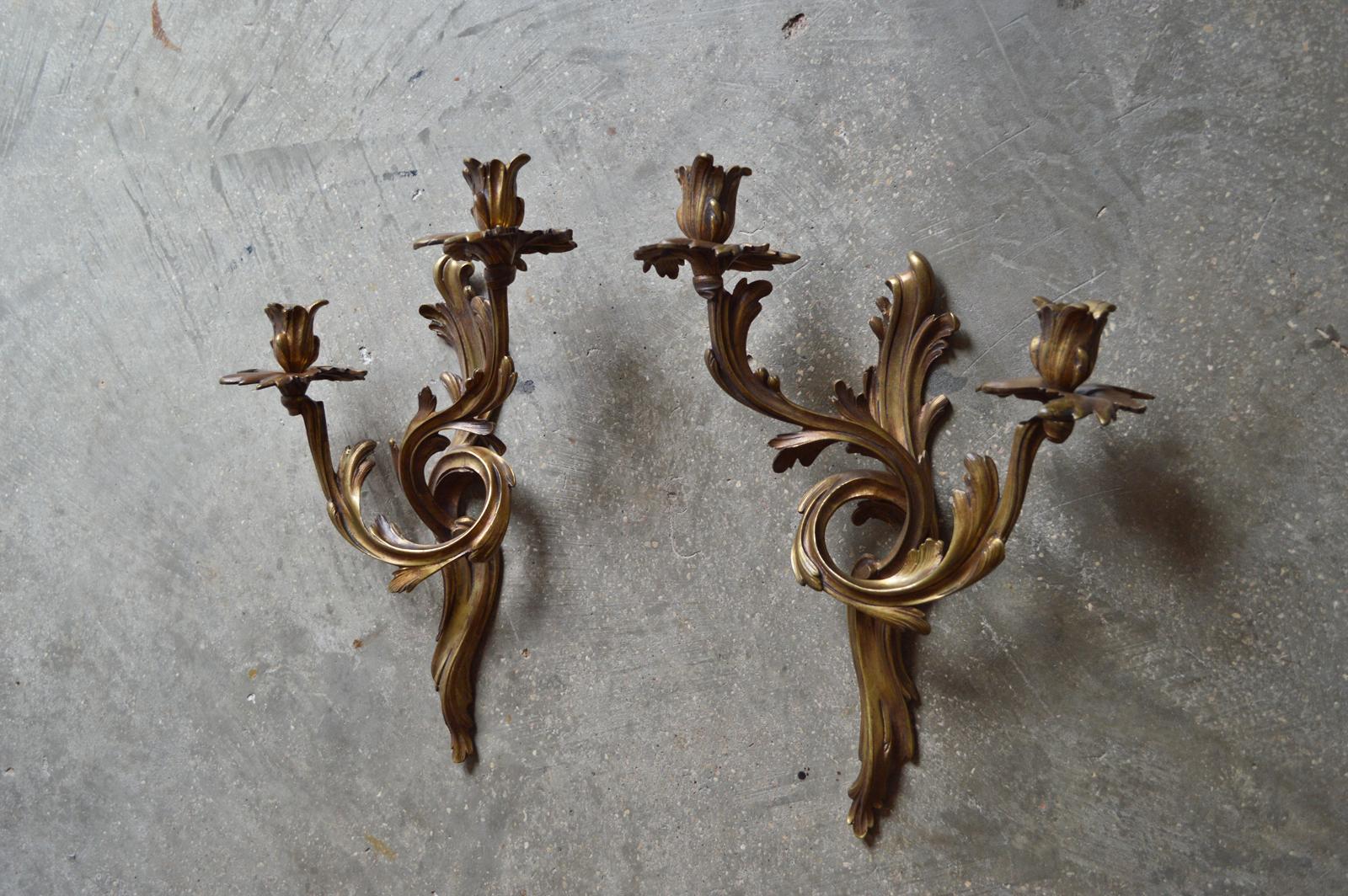 Pair of bronze wall sconces candelabra Rococo / Regence / Louis XV style, 1890s.

Beautiful design, the wall sconces are flowers and moving leaves.

Golden patina, in good condition, holes are present to pass the electrical wires.
