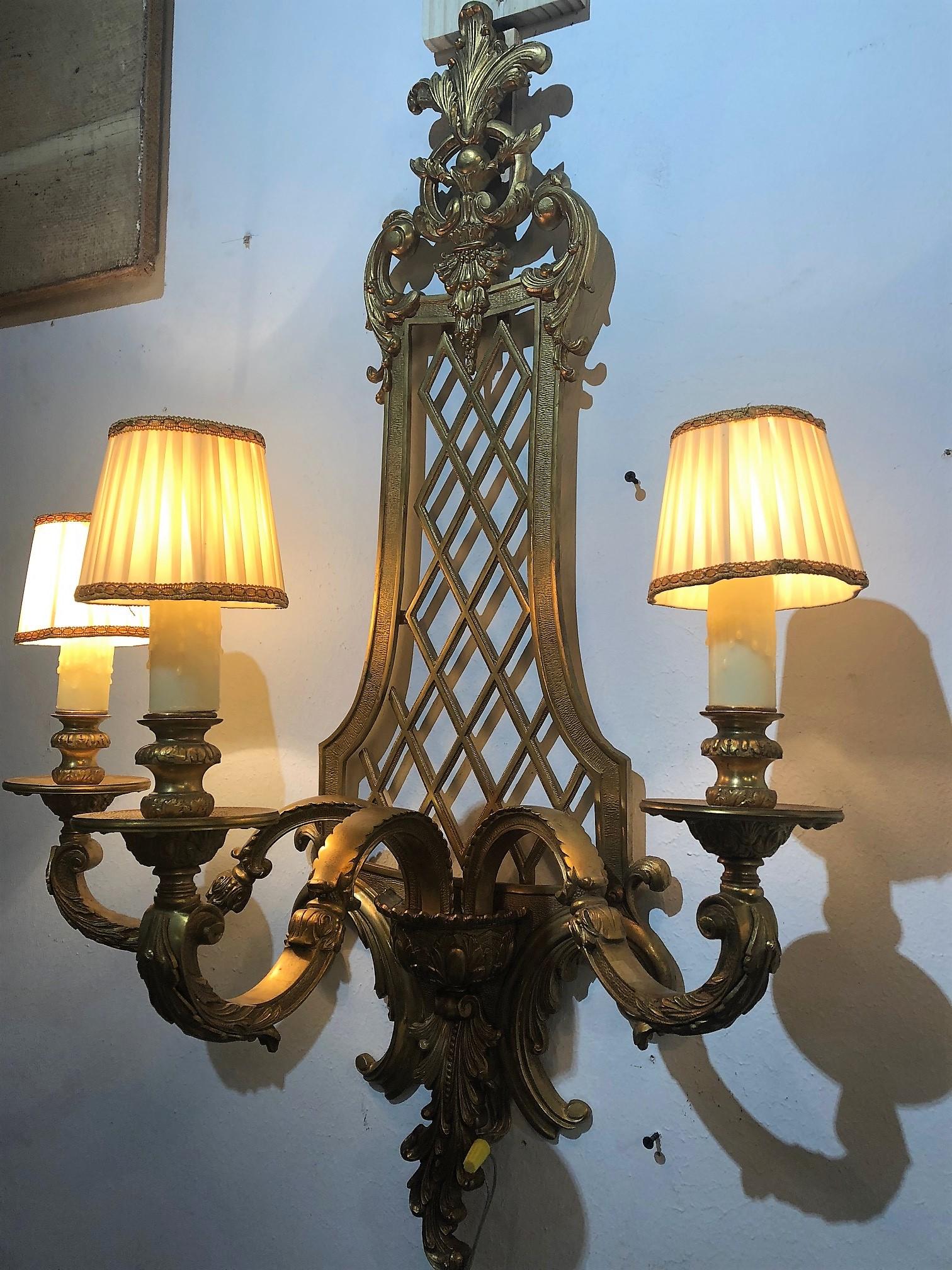 Beautiful pair of carved bronze wall sconces

Origin: France

circa 1920

Measurements: 22
