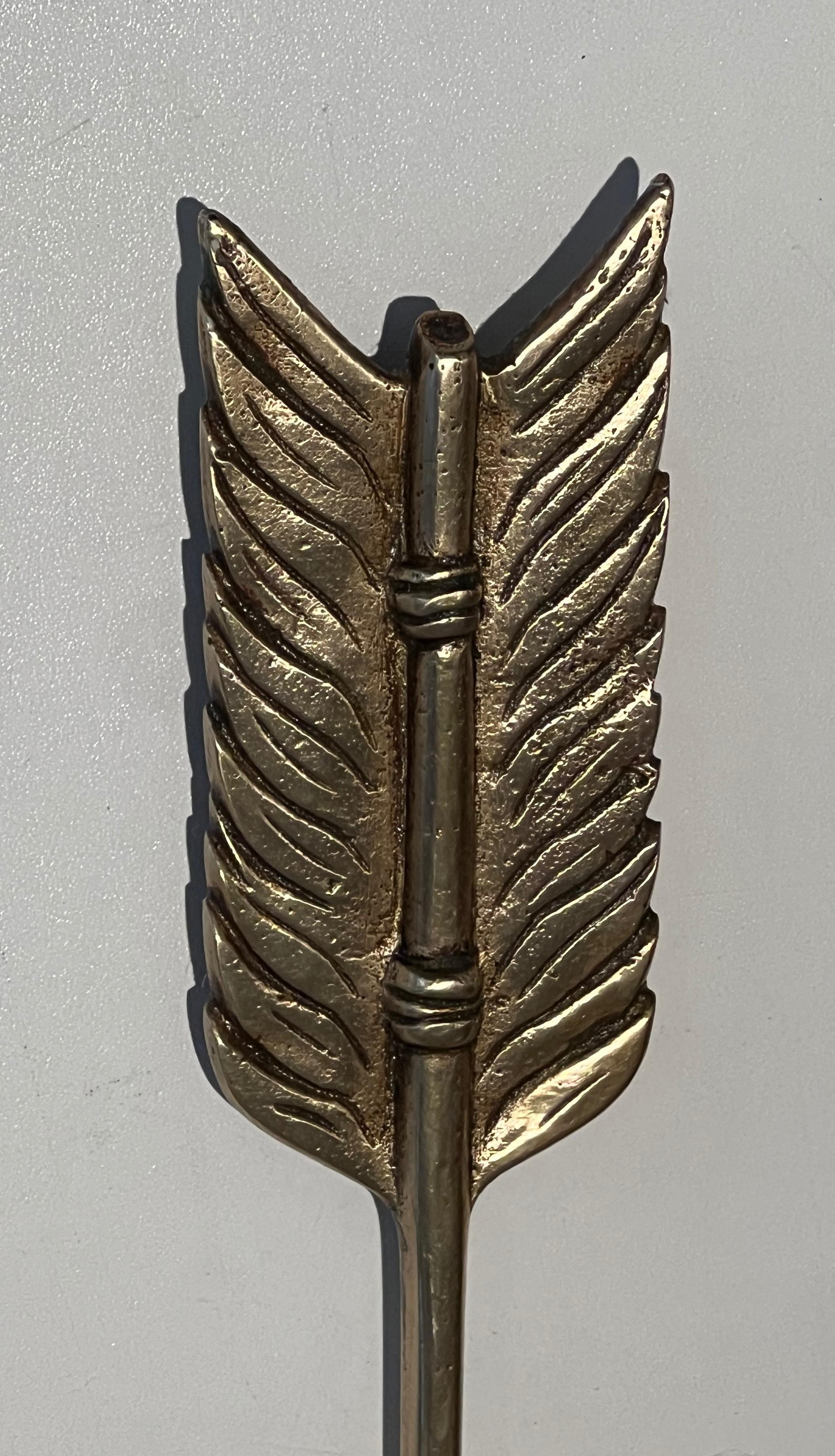Paar Bronze-Wandleuchter mit Pfeilen und Effigy des Sun King von Louis Gau im Angebot 4