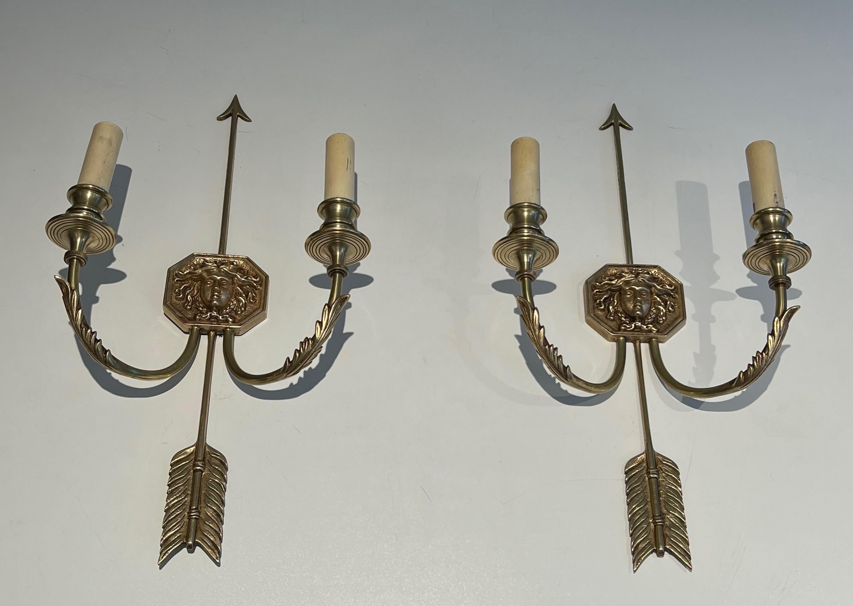 Paar Bronze-Wandleuchter mit Pfeilen und Effigy des Sun King von Louis Gau im Angebot 5
