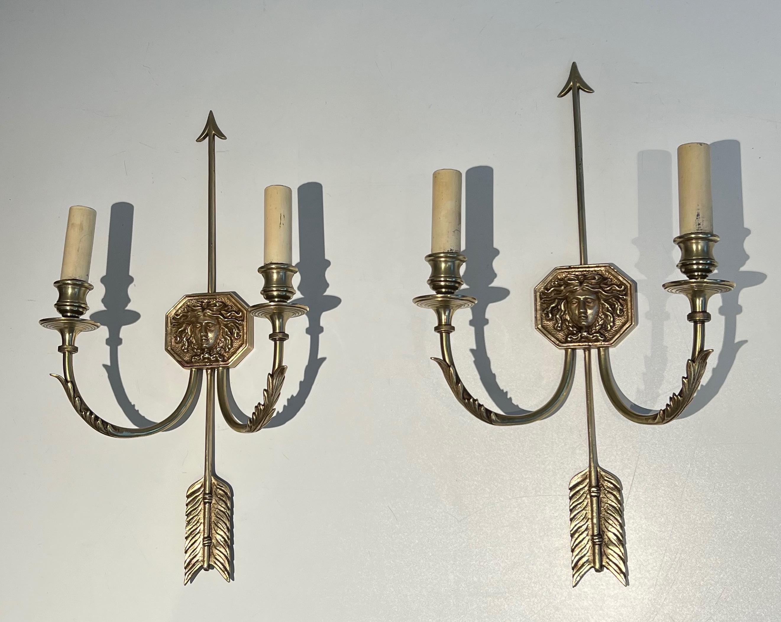 Paar Bronze-Wandleuchter mit Pfeilen und Effigy des Sun King von Louis Gau im Angebot 6