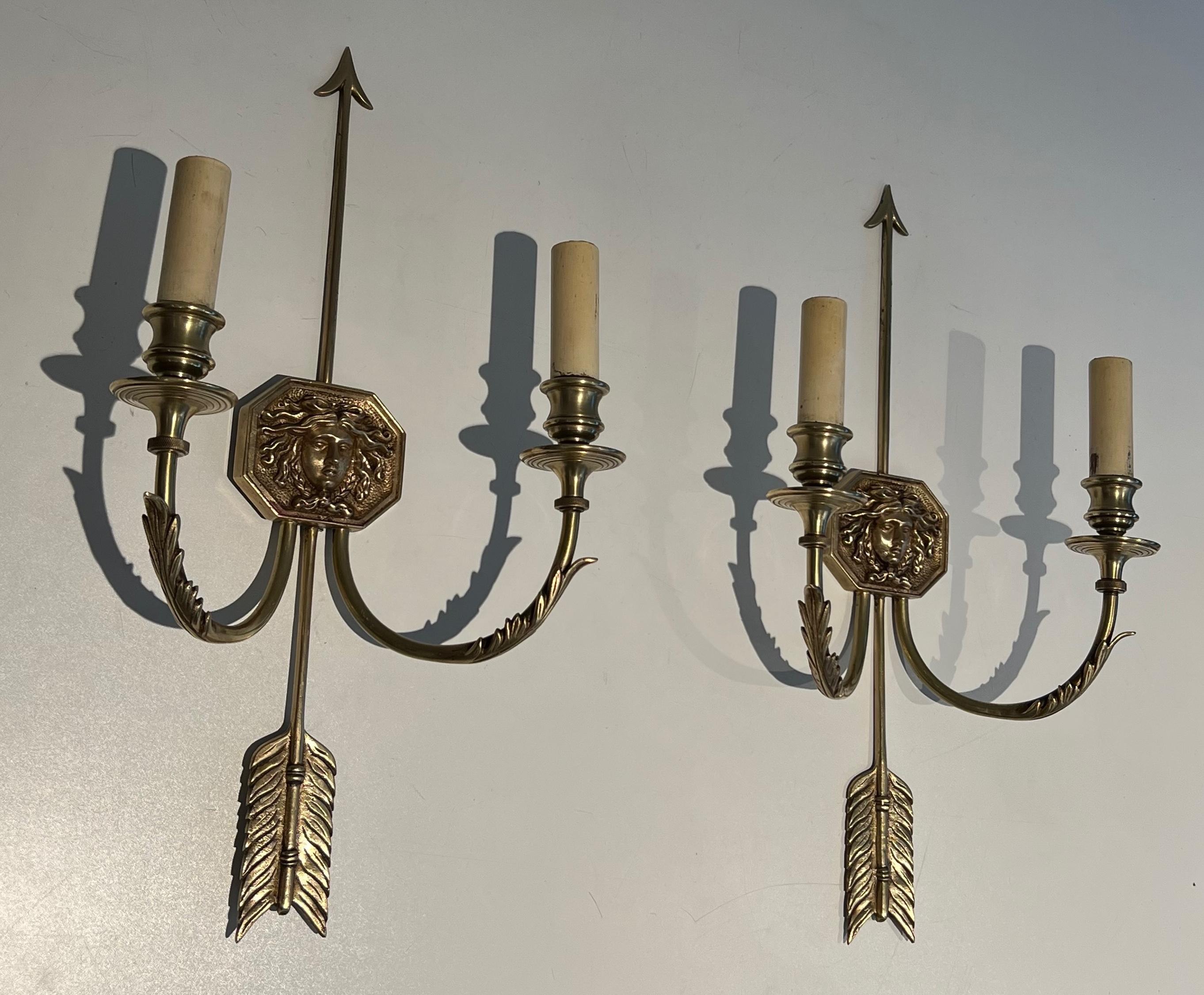 Paar Bronze-Wandleuchter mit Pfeilen und Effigy des Sun King von Louis Gau im Angebot 7