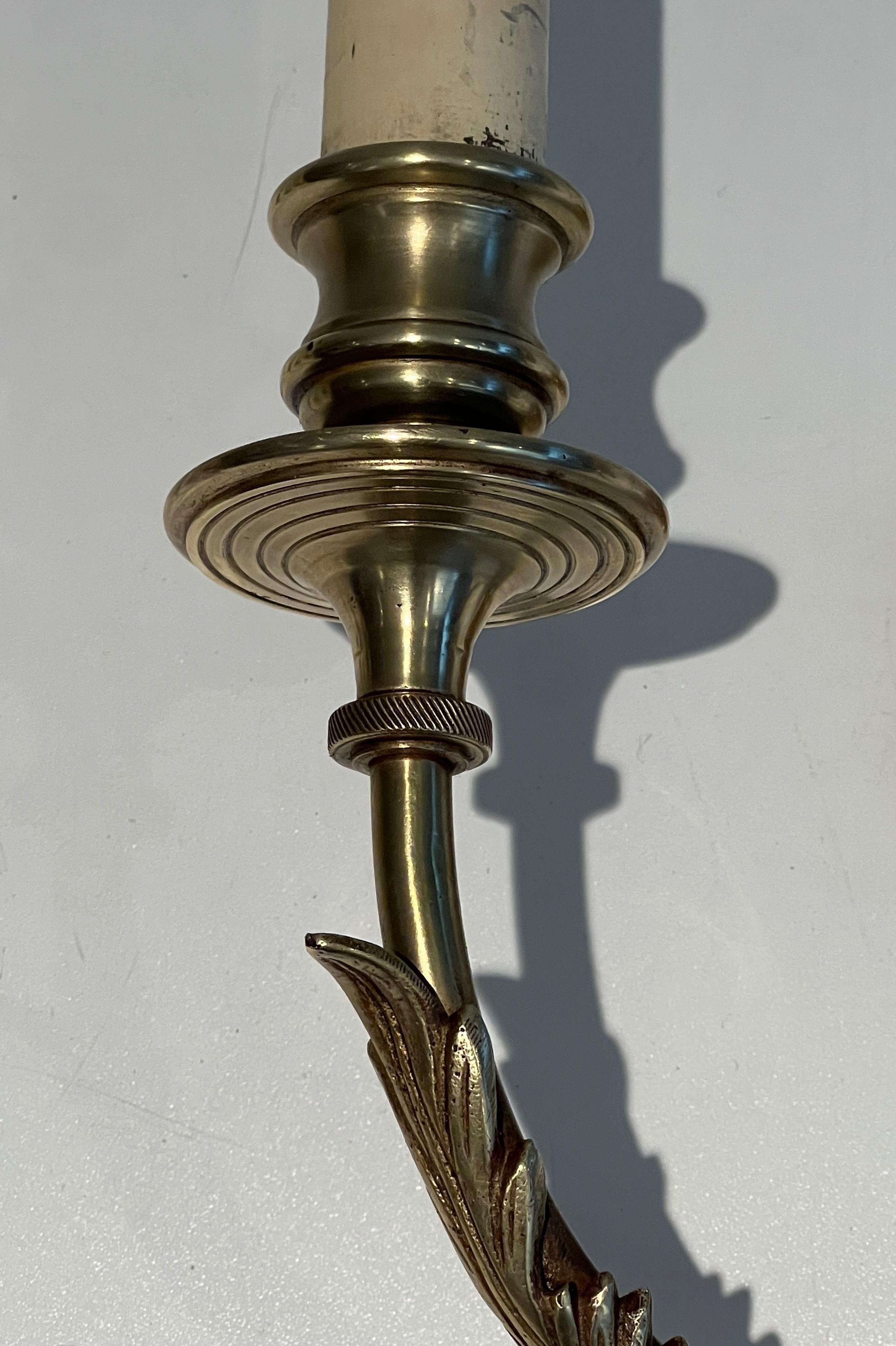 Paar Bronze-Wandleuchter mit Pfeilen und Effigy des Sun King von Louis Gau im Angebot 8