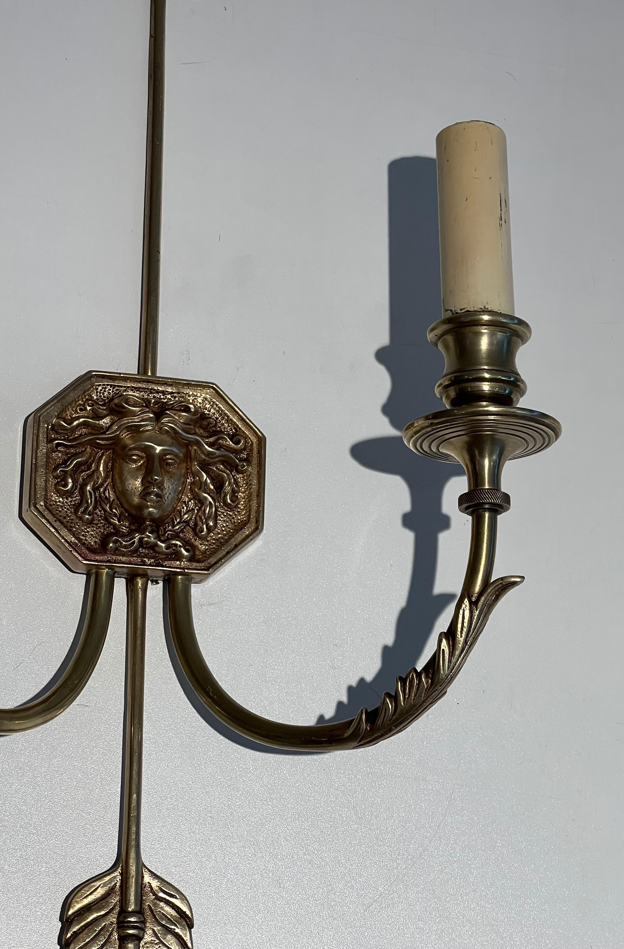 Paar Bronze-Wandleuchter mit Pfeilen und Effigy des Sun King von Louis Gau im Angebot 9
