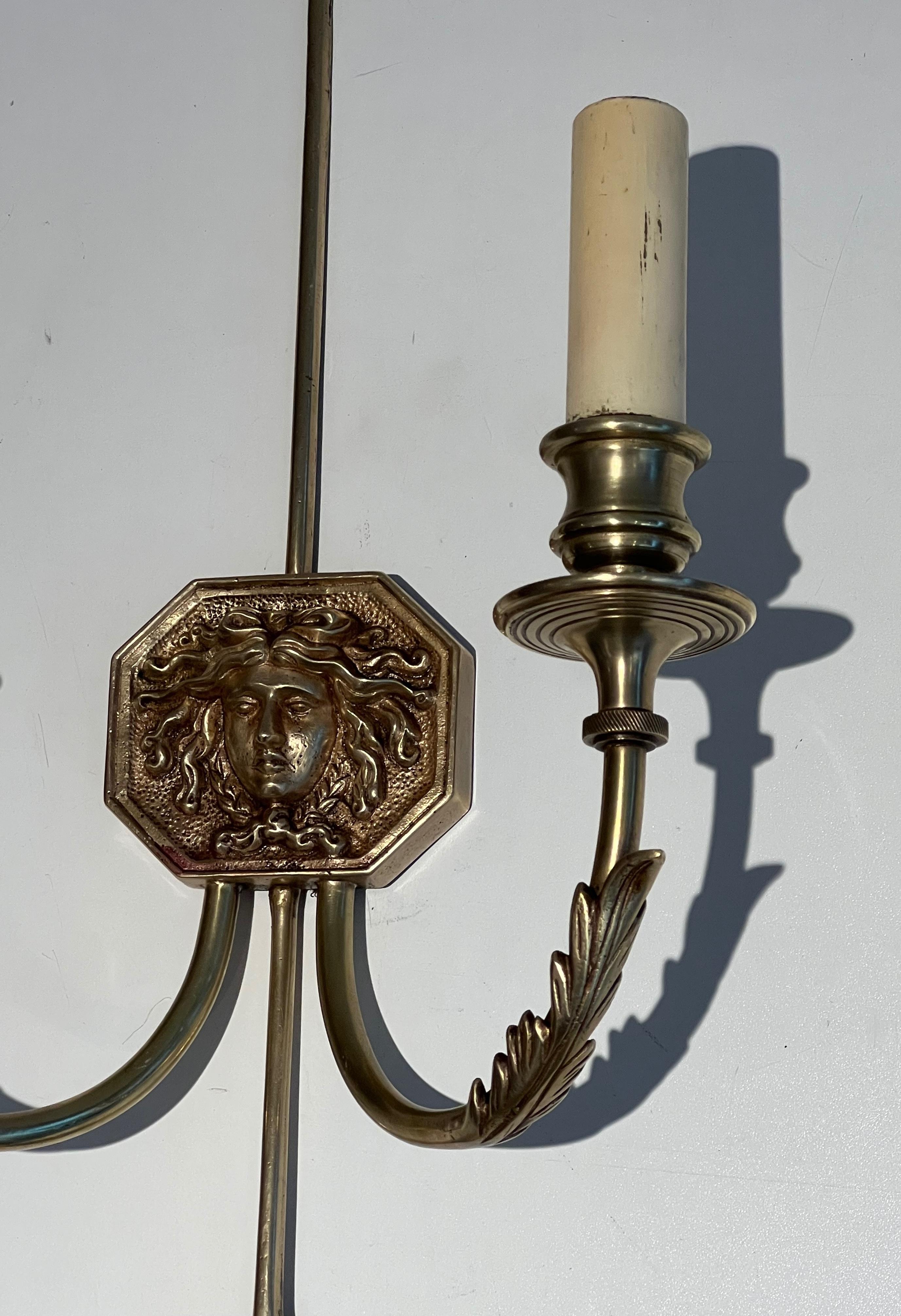 Paar Bronze-Wandleuchter mit Pfeilen und Effigy des Sun King von Louis Gau im Angebot 10