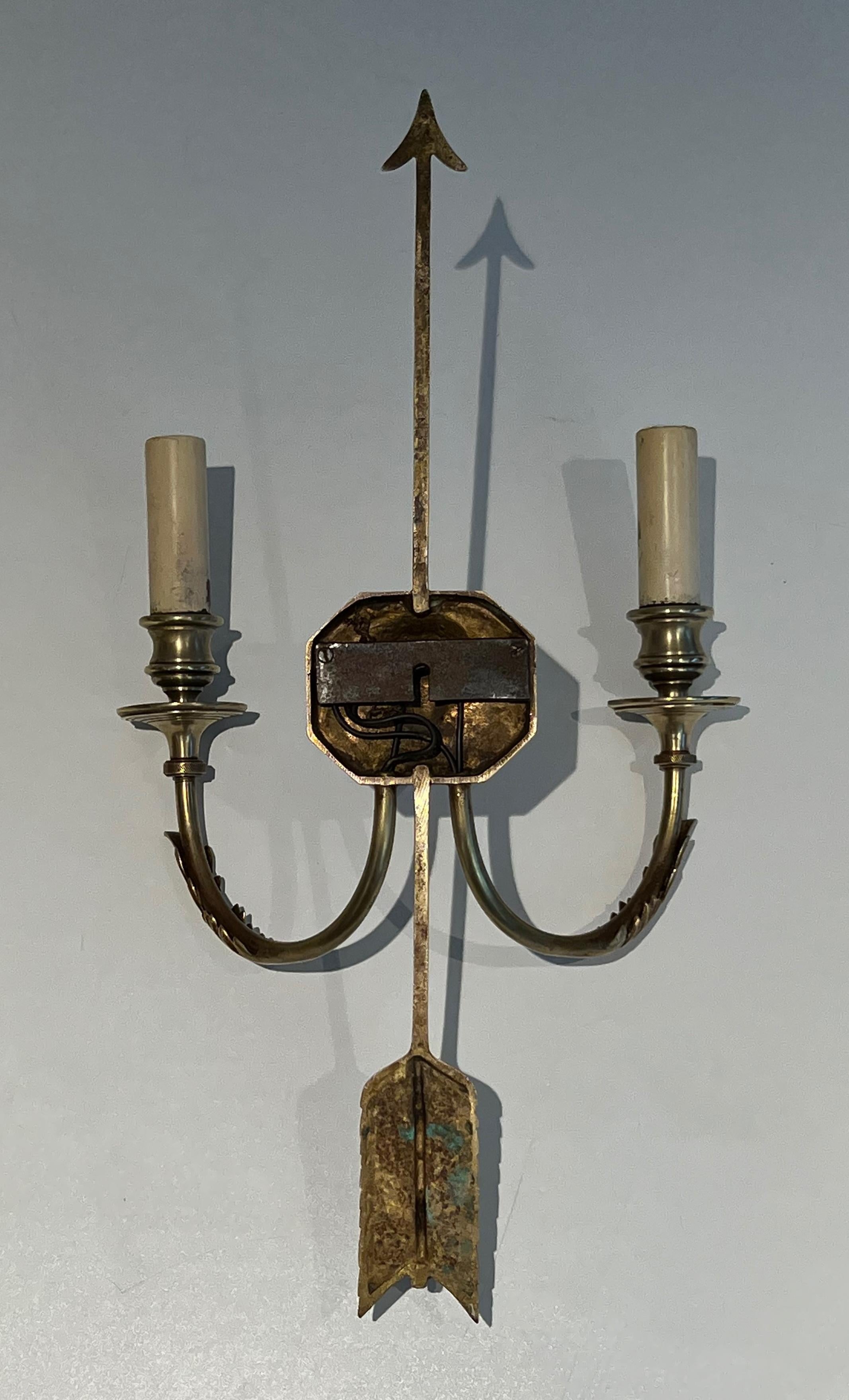 Paar Bronze-Wandleuchter mit Pfeilen und Effigy des Sun King von Louis Gau im Angebot 12