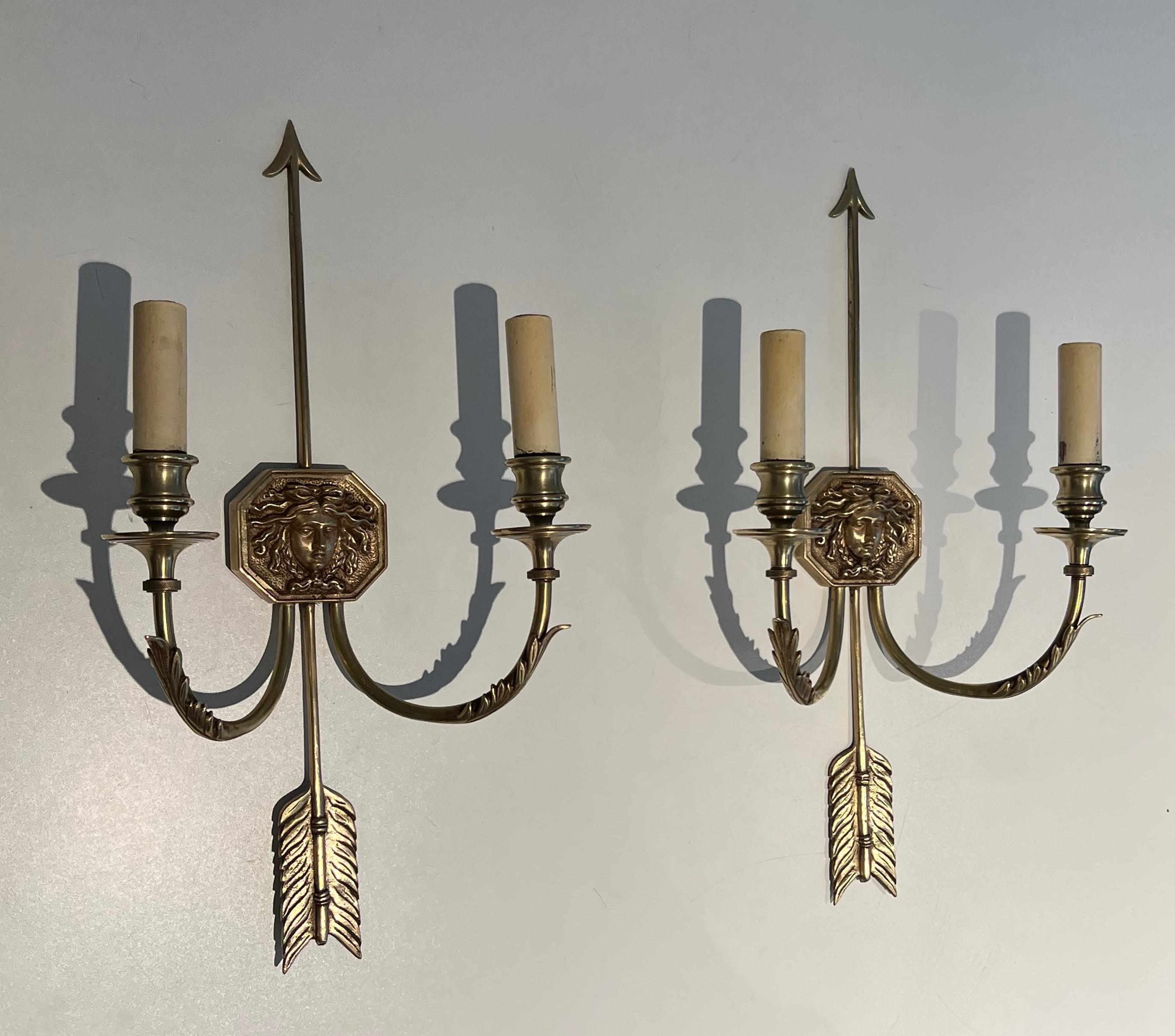 Paar Bronze-Wandleuchter mit Pfeilen und Effigy des Sun King von Louis Gau im Angebot 13