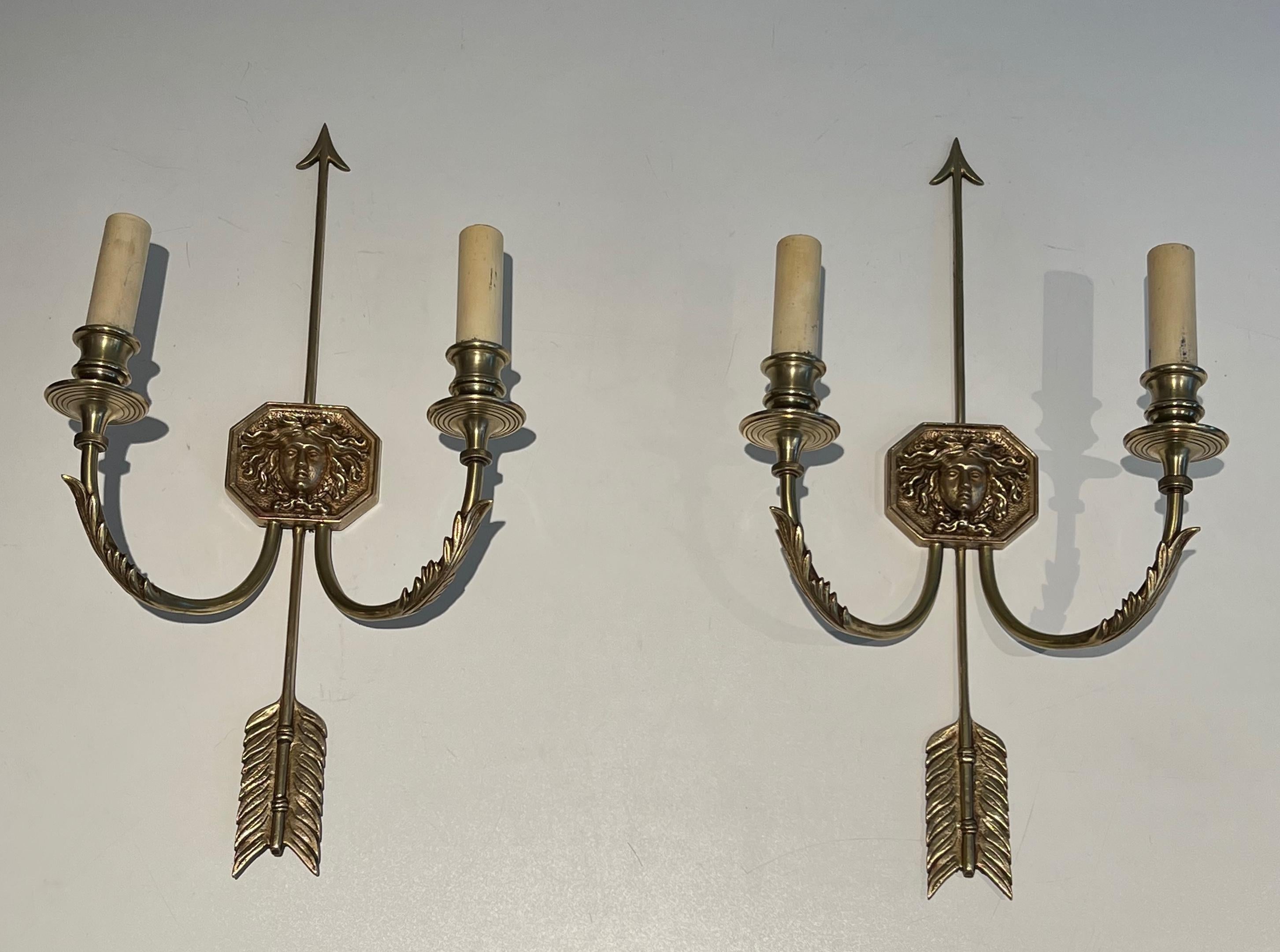 Paar Bronze-Wandleuchter mit Pfeilen und Effigy des Sun King von Louis Gau im Angebot 14