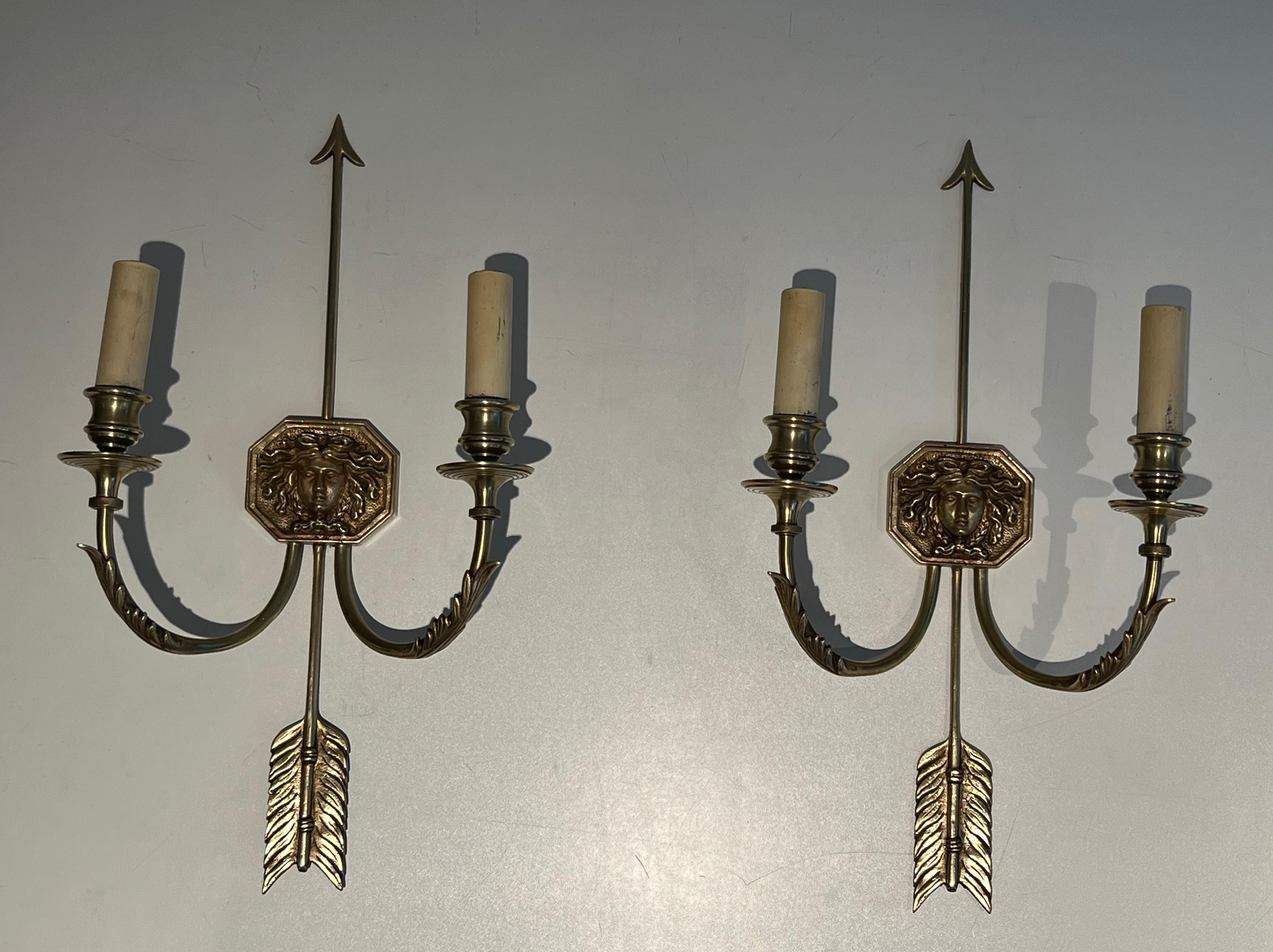Paar Bronze-Wandleuchter mit Pfeilen und Effigy des Sun King von Louis Gau (Neoklassisch) im Angebot