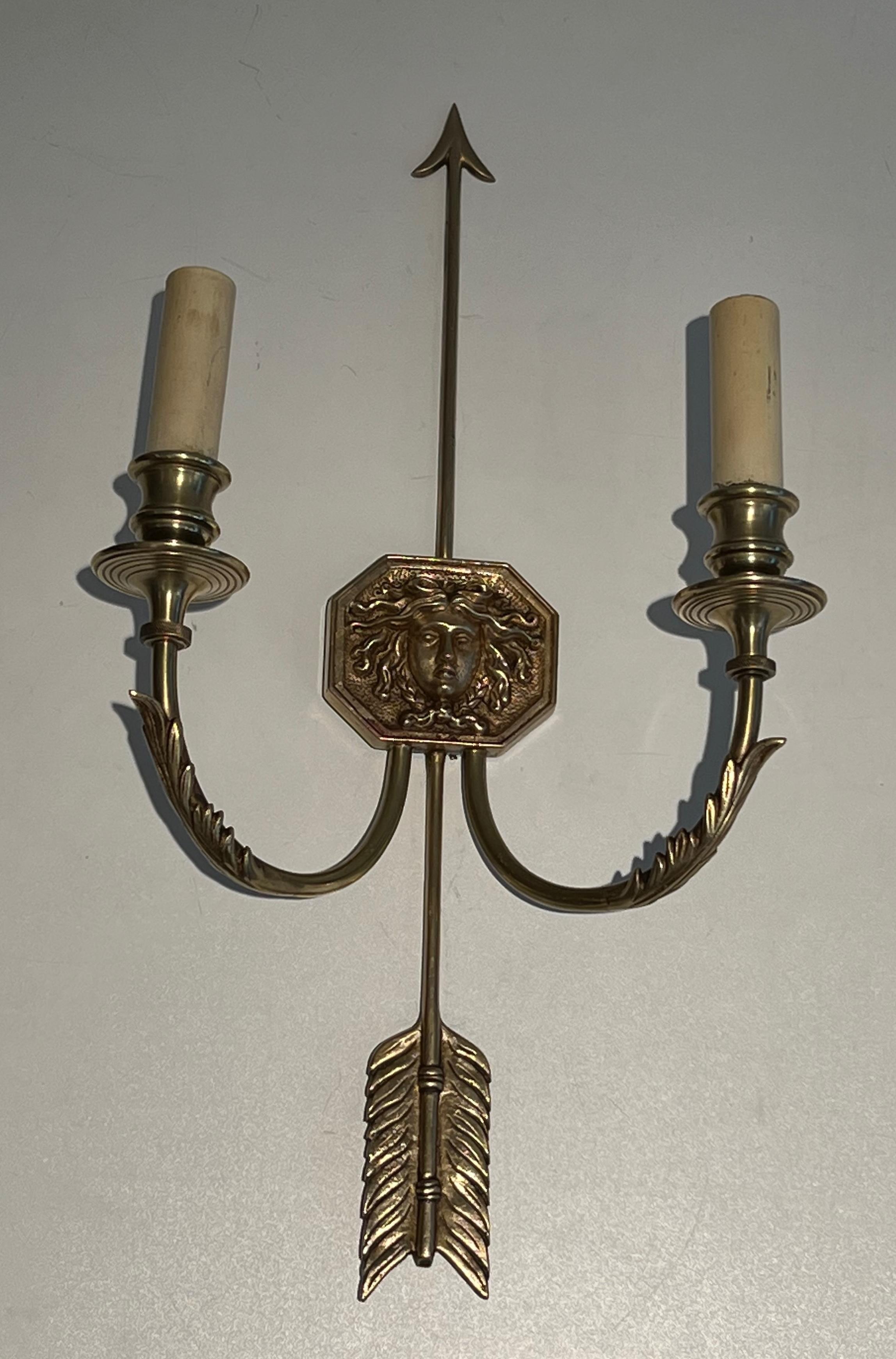 Paar Bronze-Wandleuchter mit Pfeilen und Effigy des Sun King von Louis Gau (Französisch) im Angebot