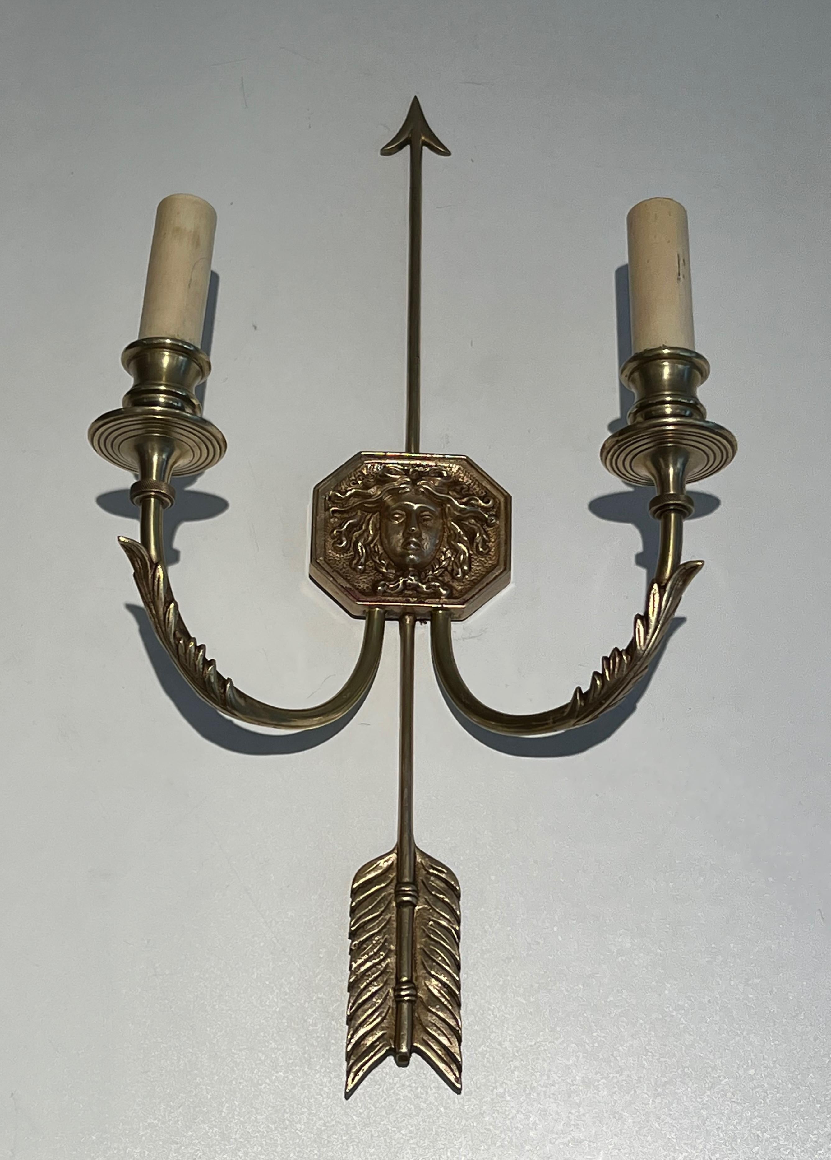 Paar Bronze-Wandleuchter mit Pfeilen und Effigy des Sun King von Louis Gau im Zustand „Gut“ im Angebot in Marcq-en-Barœul, Hauts-de-France
