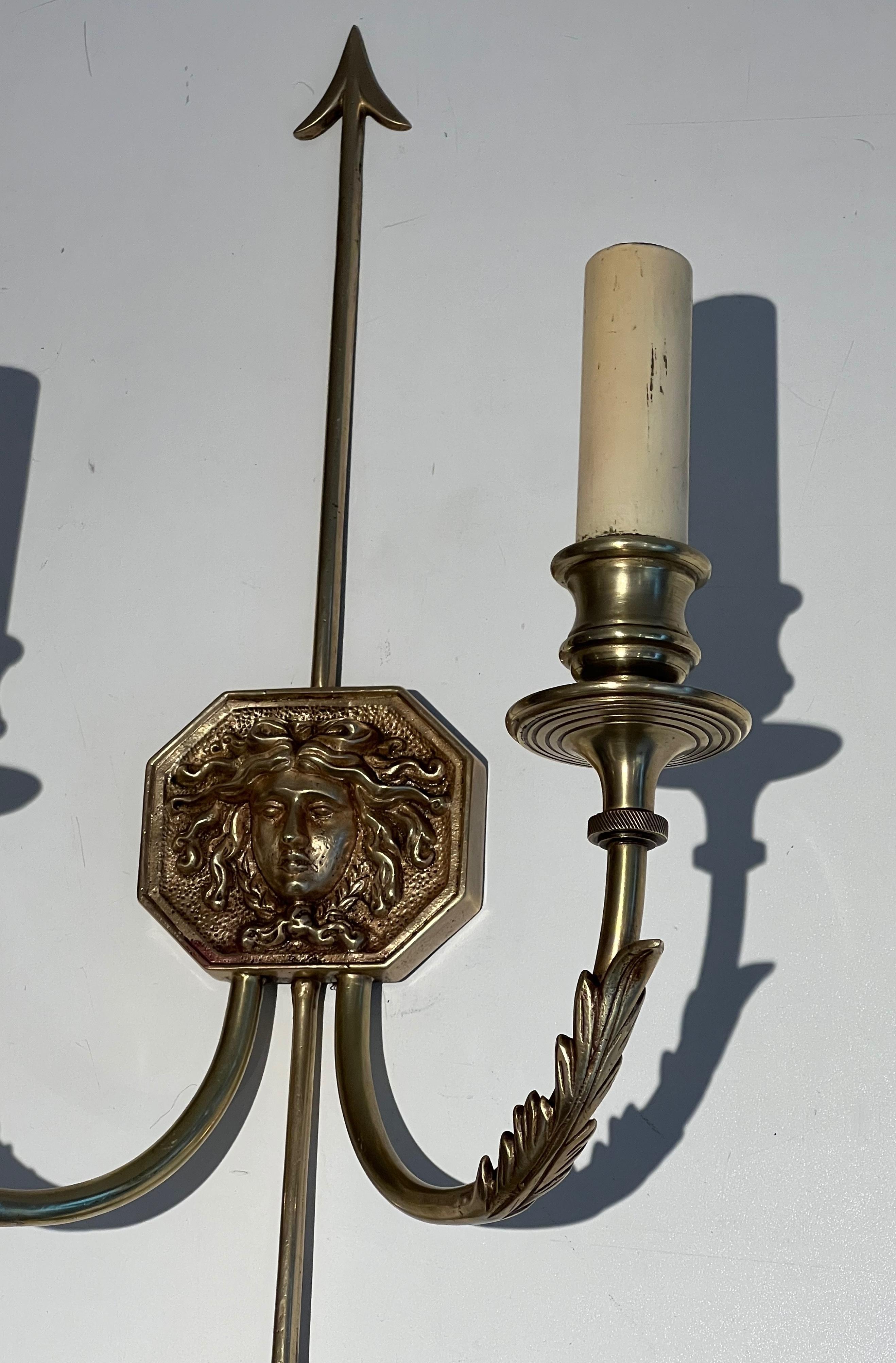 Paar Bronze-Wandleuchter mit Pfeilen und Effigy des Sun King von Louis Gau (Mitte des 20. Jahrhunderts) im Angebot