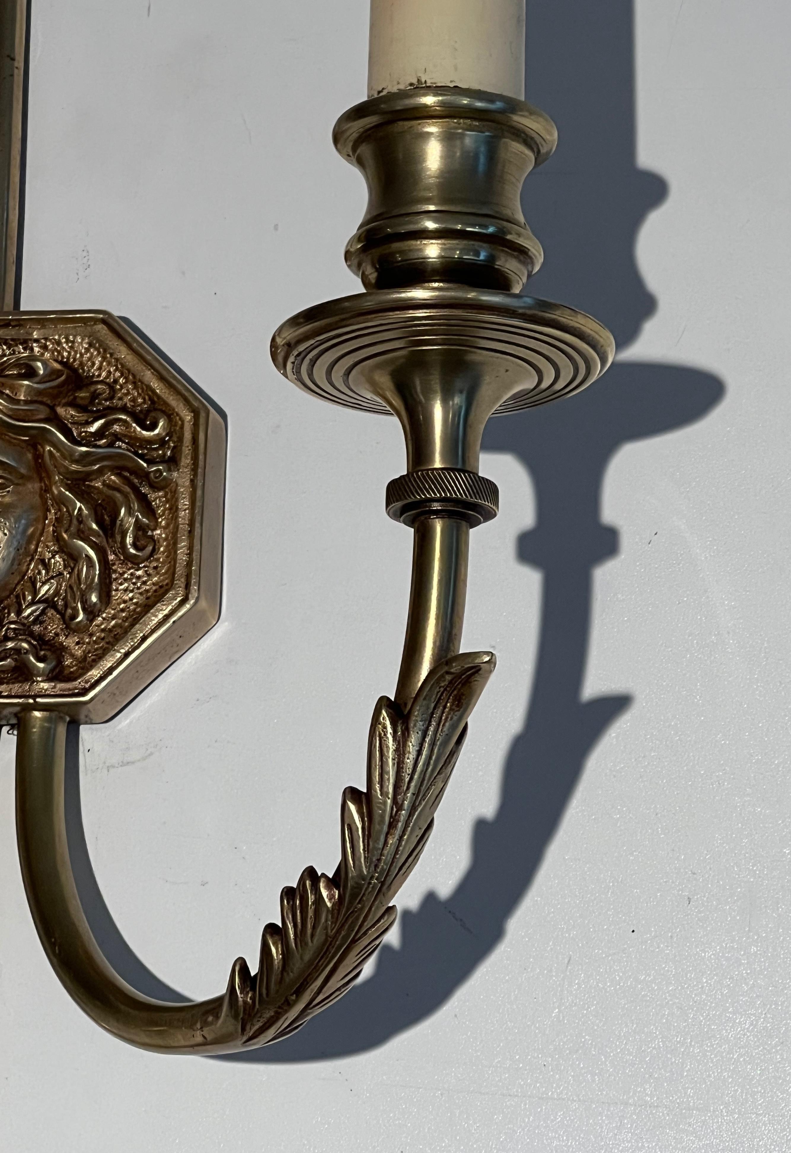 Paar Bronze-Wandleuchter mit Pfeilen und Effigy des Sun King von Louis Gau im Angebot 1