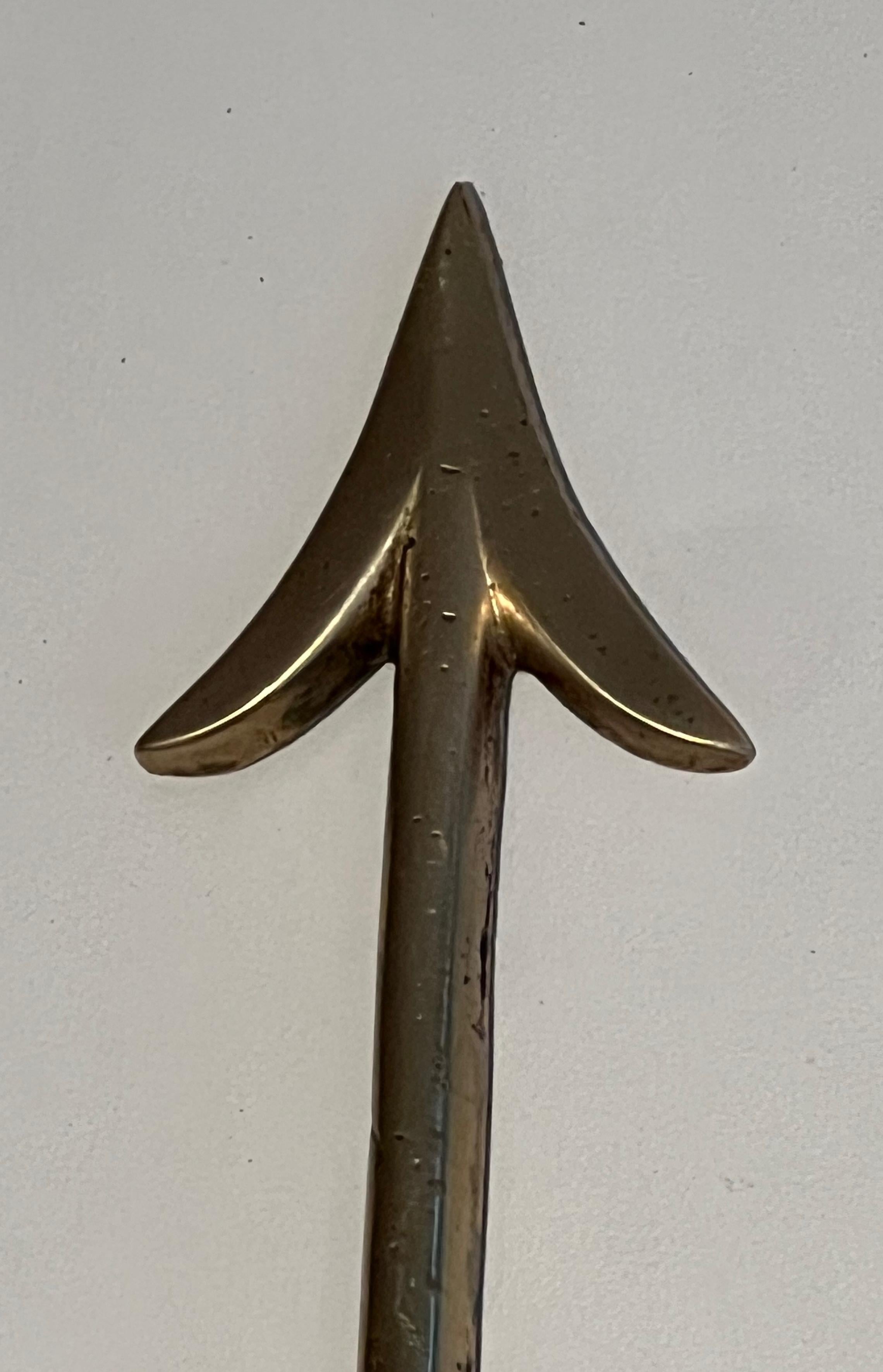 Paar Bronze-Wandleuchter mit Pfeilen und Effigy des Sun King von Louis Gau im Angebot 2