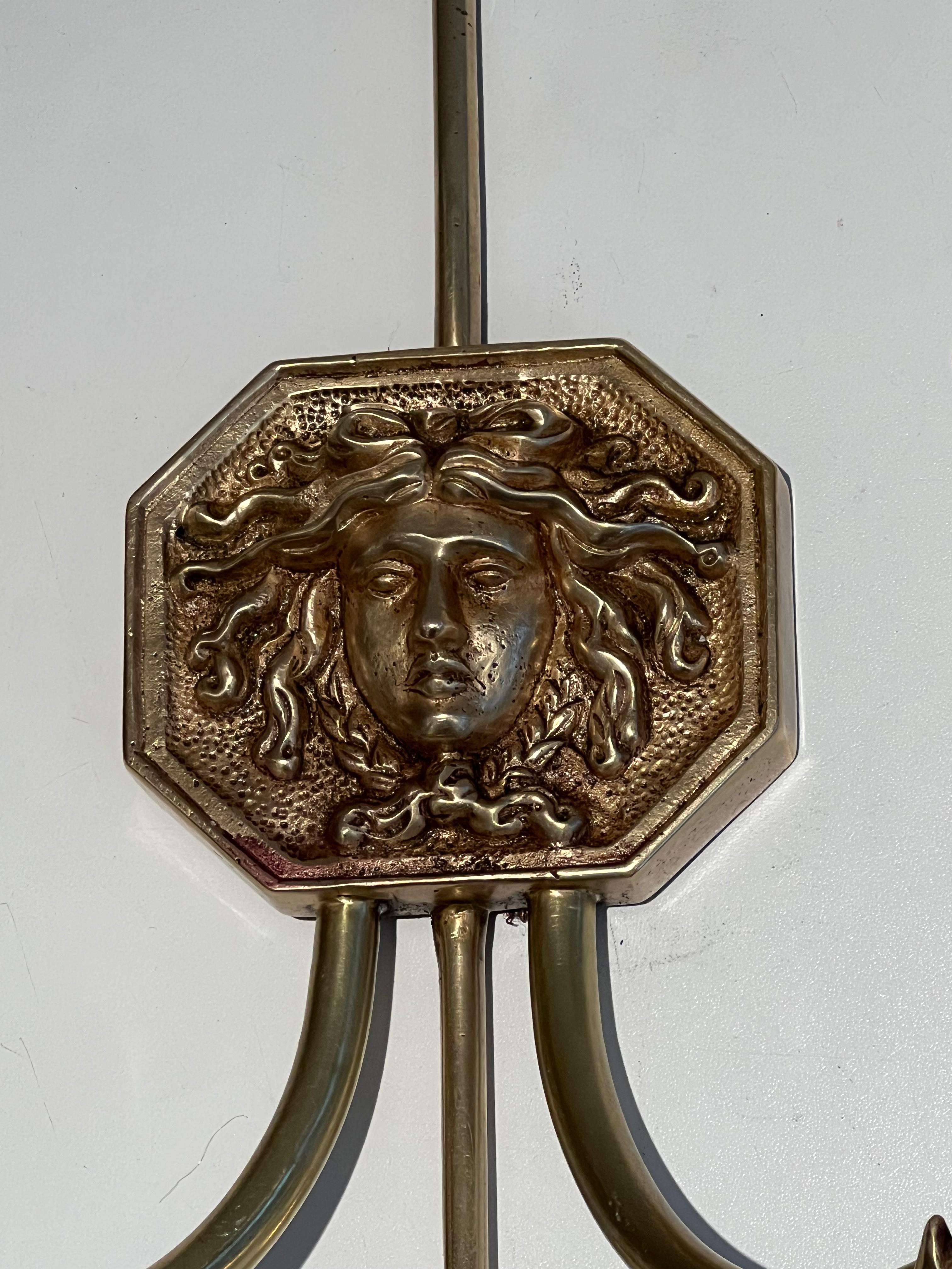 Paar Bronze-Wandleuchter mit Pfeilen und Effigy des Sun King von Louis Gau im Angebot 3