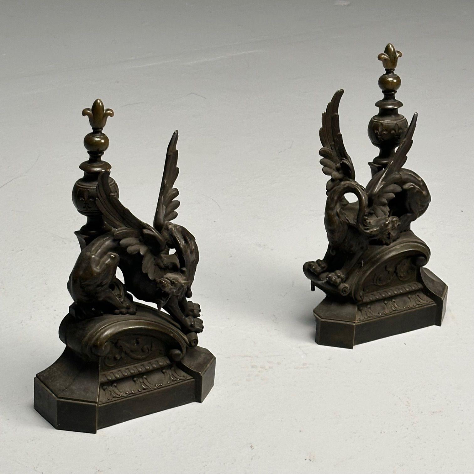 Paire de chenets en bronze à griffon ailé, figuratifs, 19e/20e siècle en vente 1