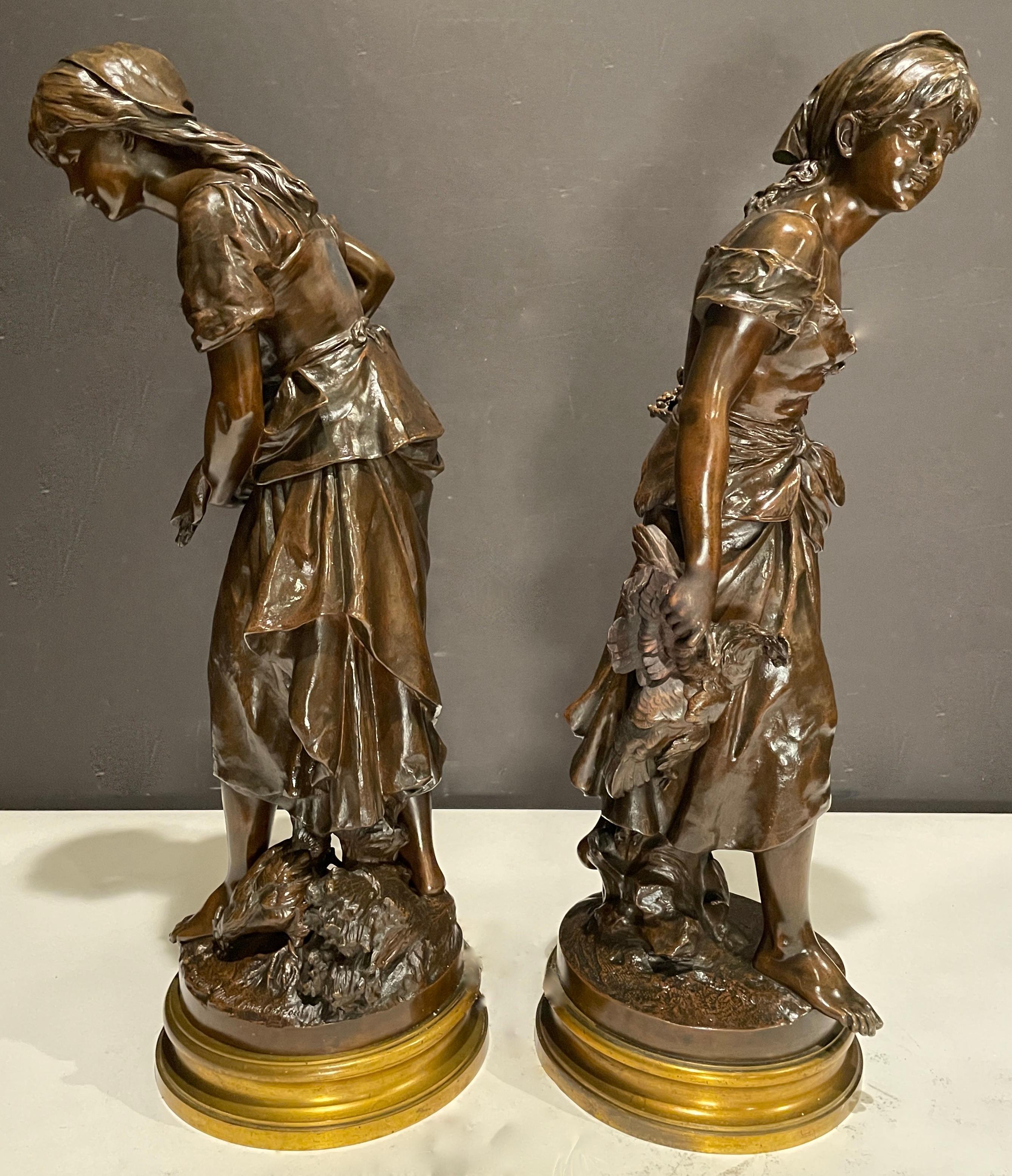 Paar Bronzeskulpturen junger Mädchen aus dem 19. Jahrhundert von Mathurin Moreau im Angebot 4