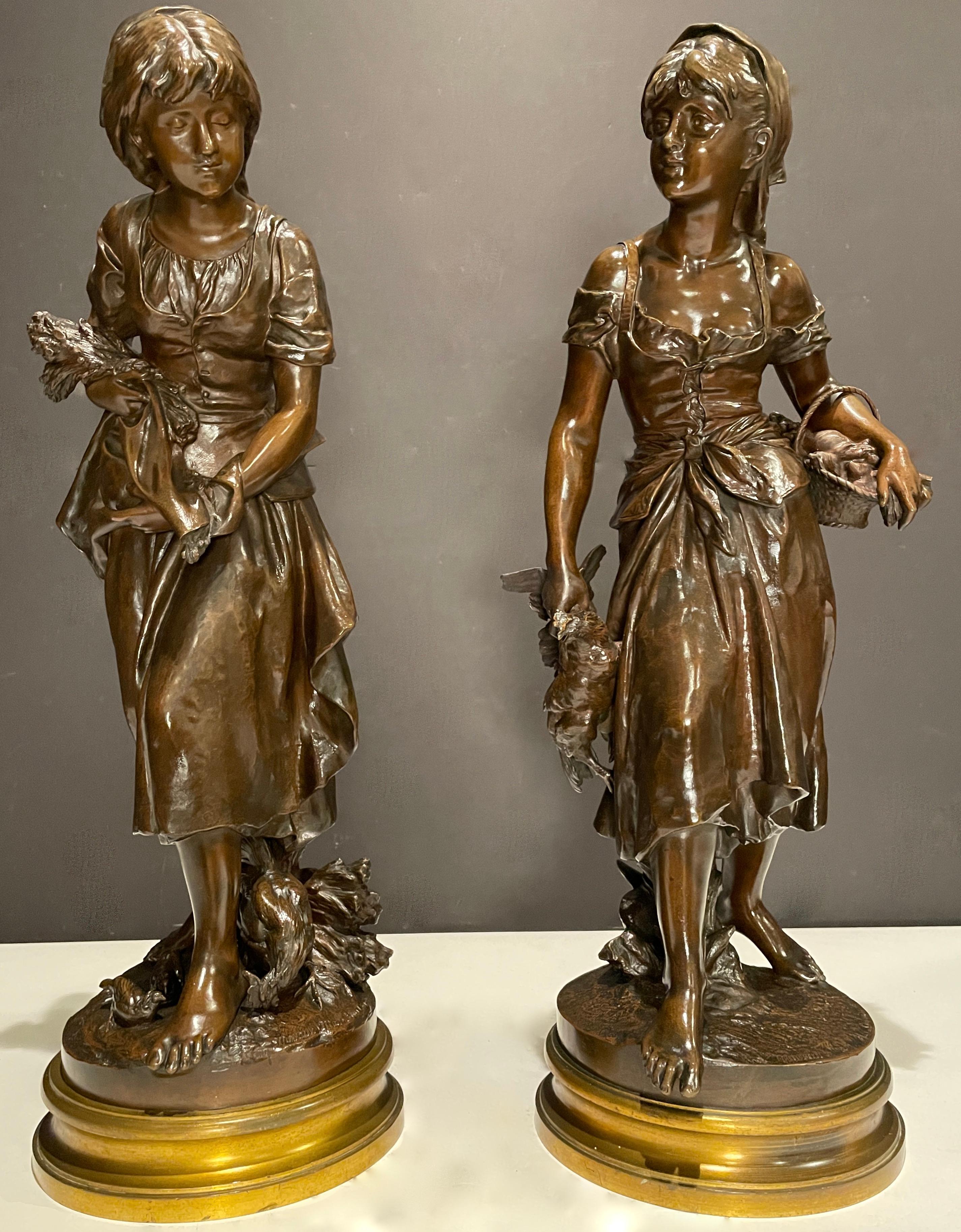Paar Bronzeskulpturen junger Mädchen aus dem 19. Jahrhundert von Mathurin Moreau (Belle Époque) im Angebot