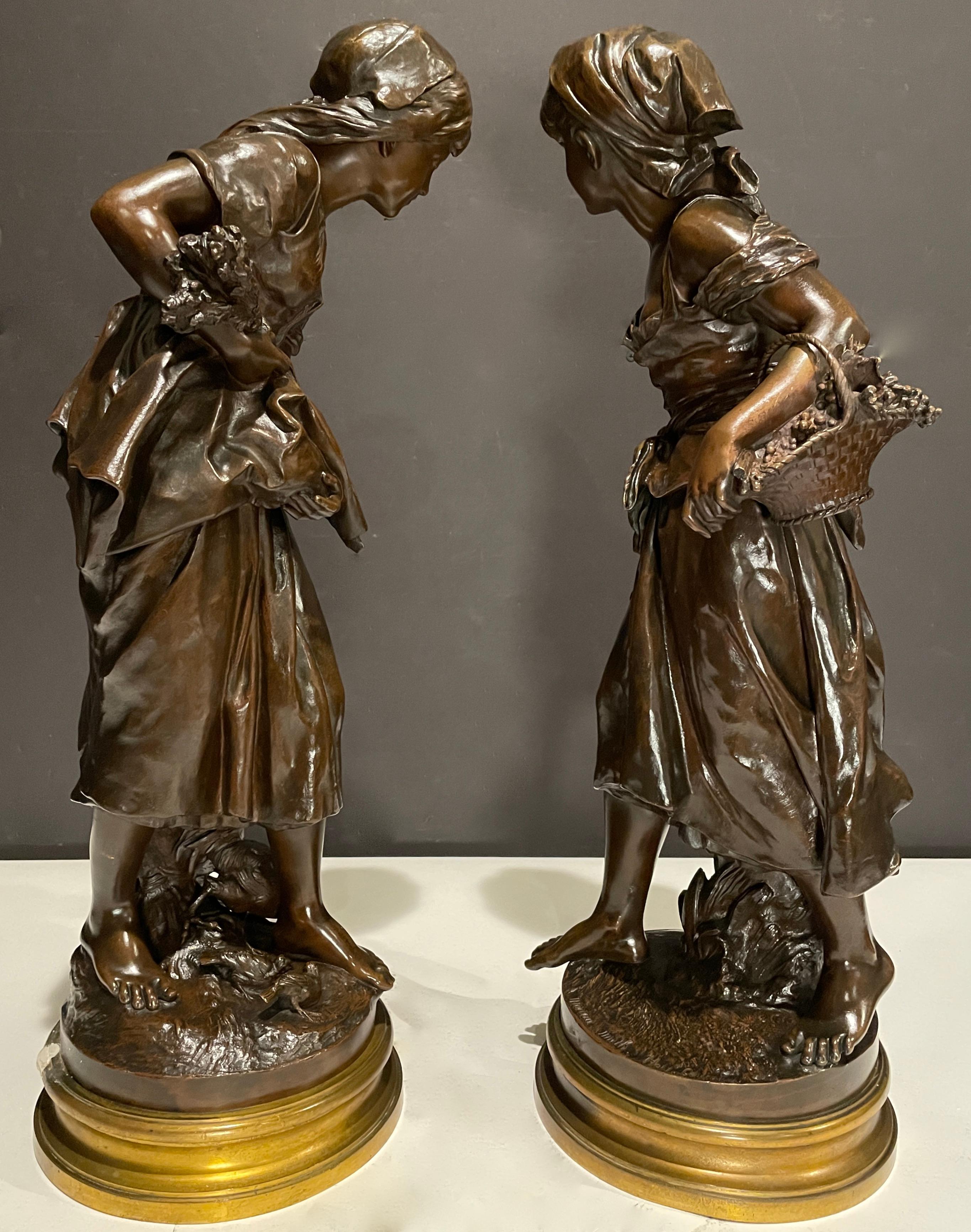 Paar Bronzeskulpturen junger Mädchen aus dem 19. Jahrhundert von Mathurin Moreau im Angebot 3