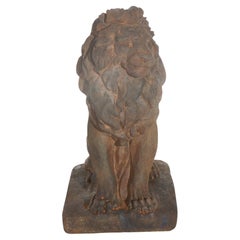 Paire de lions de jardin en pierre dure moulée en bronze 20e siècle