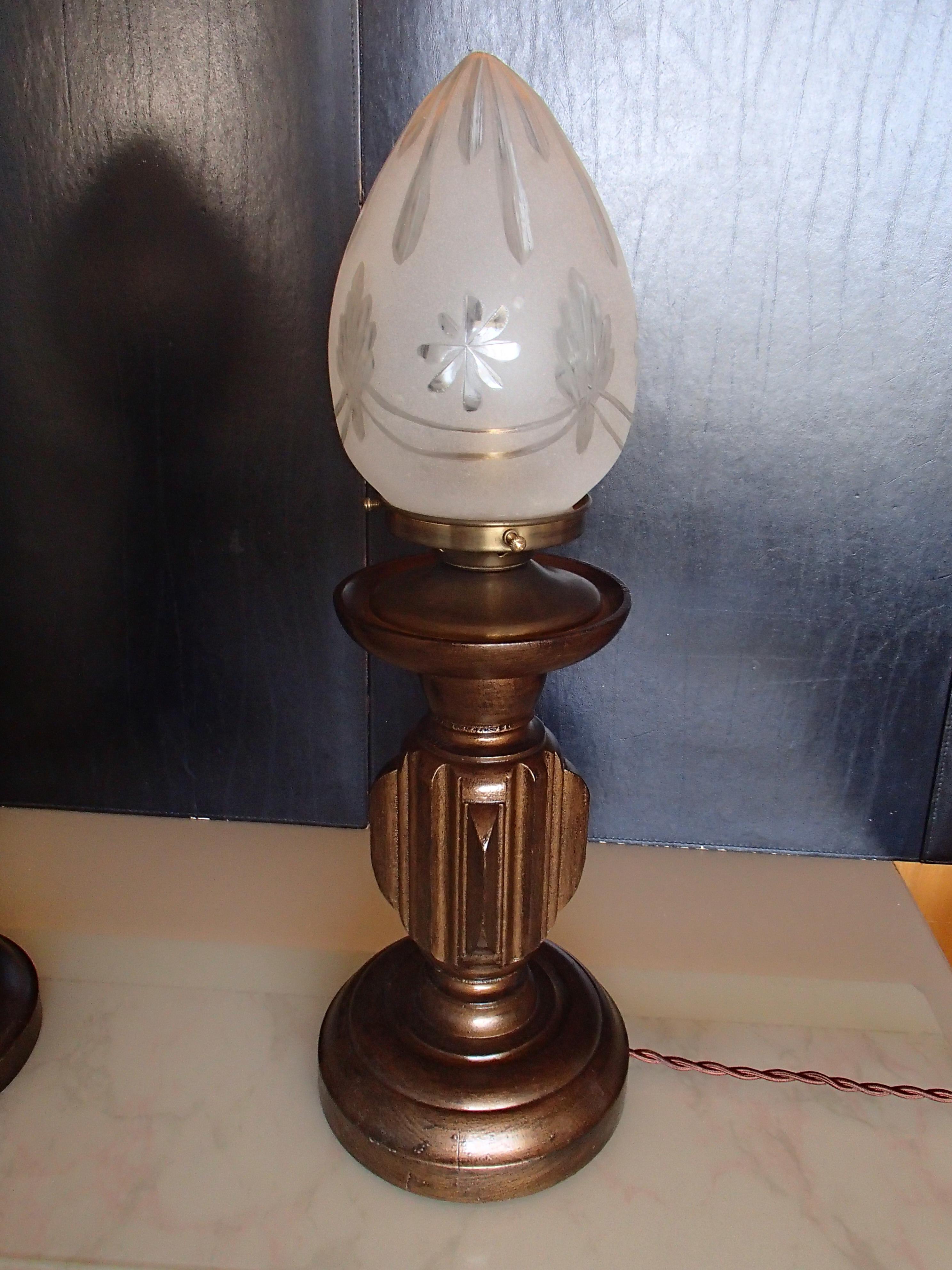 Paar bronzierte Holztischlampen Gravierte Glasschirme im Angebot 5