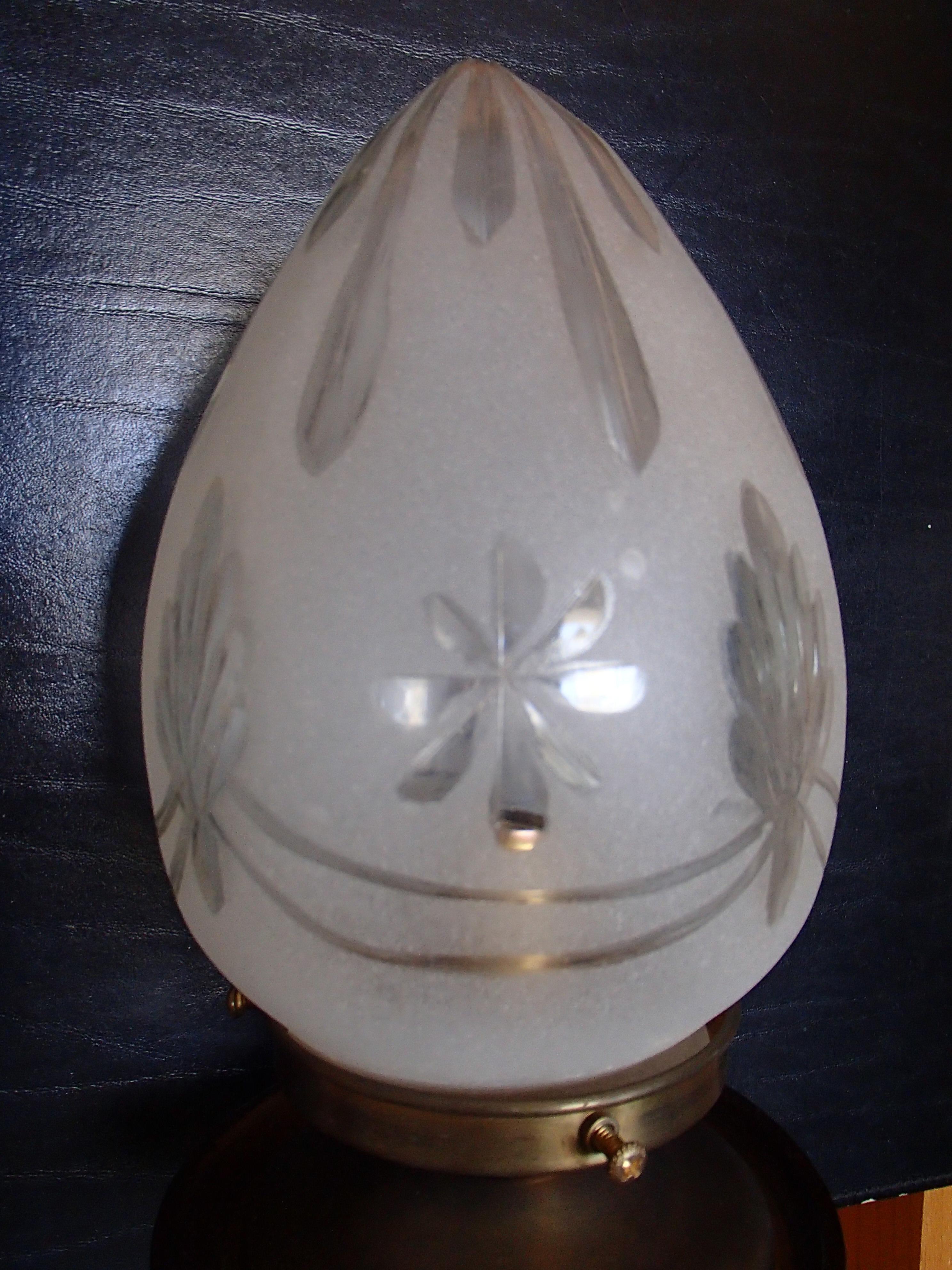 Paar bronzierte Holztischlampen mit gravierten Glasschirmen, der Sockel ist leicht unterschiedlich.