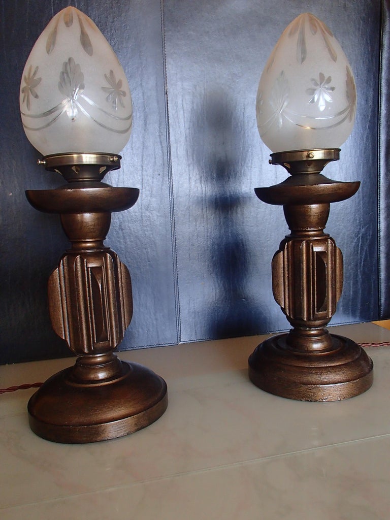 20th Century Pair of Bronzed Wooden Table Lamps Engraved Glass Shades For Sale