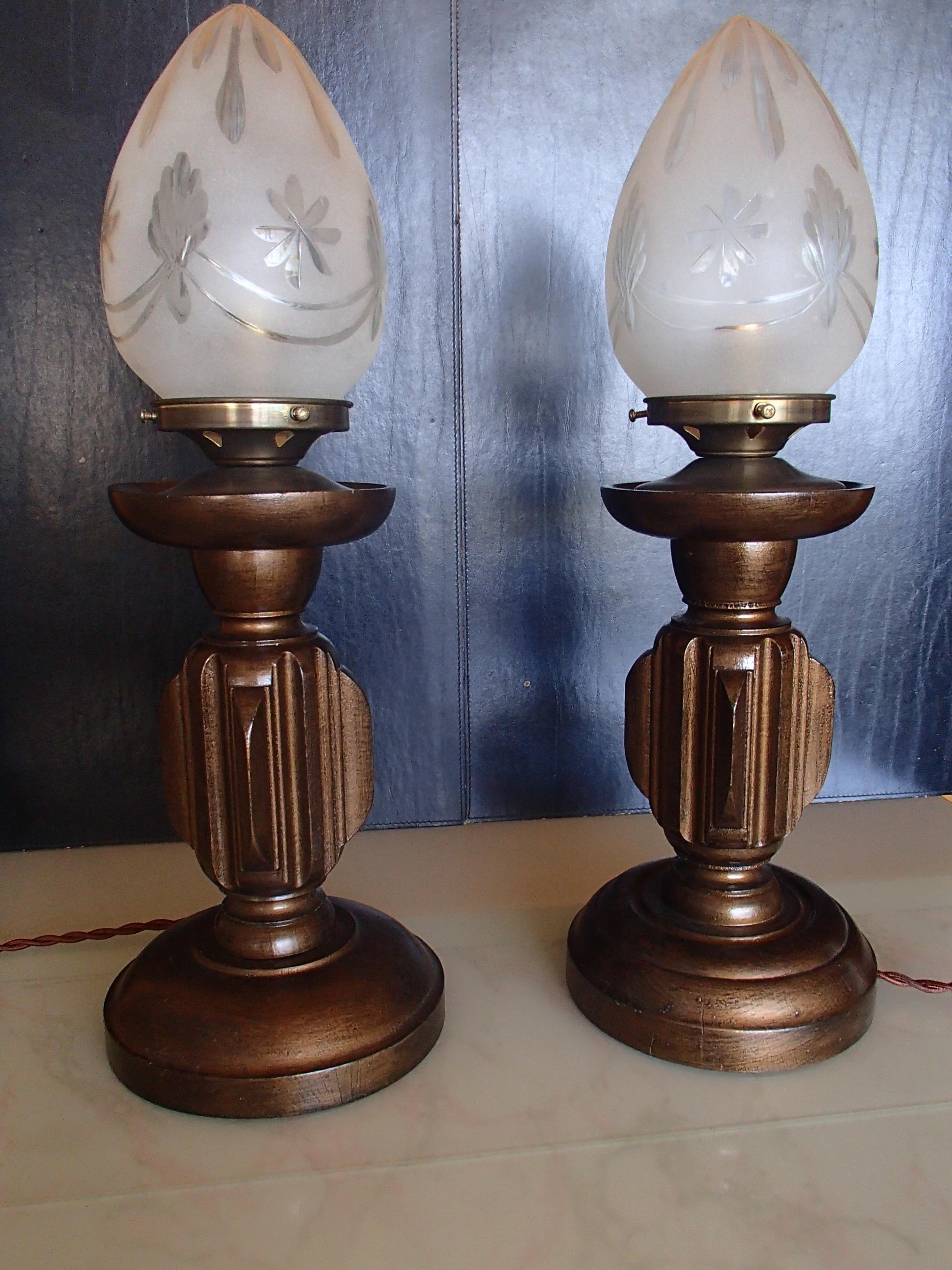 Paar bronzierte Holztischlampen Gravierte Glasschirme im Angebot 2