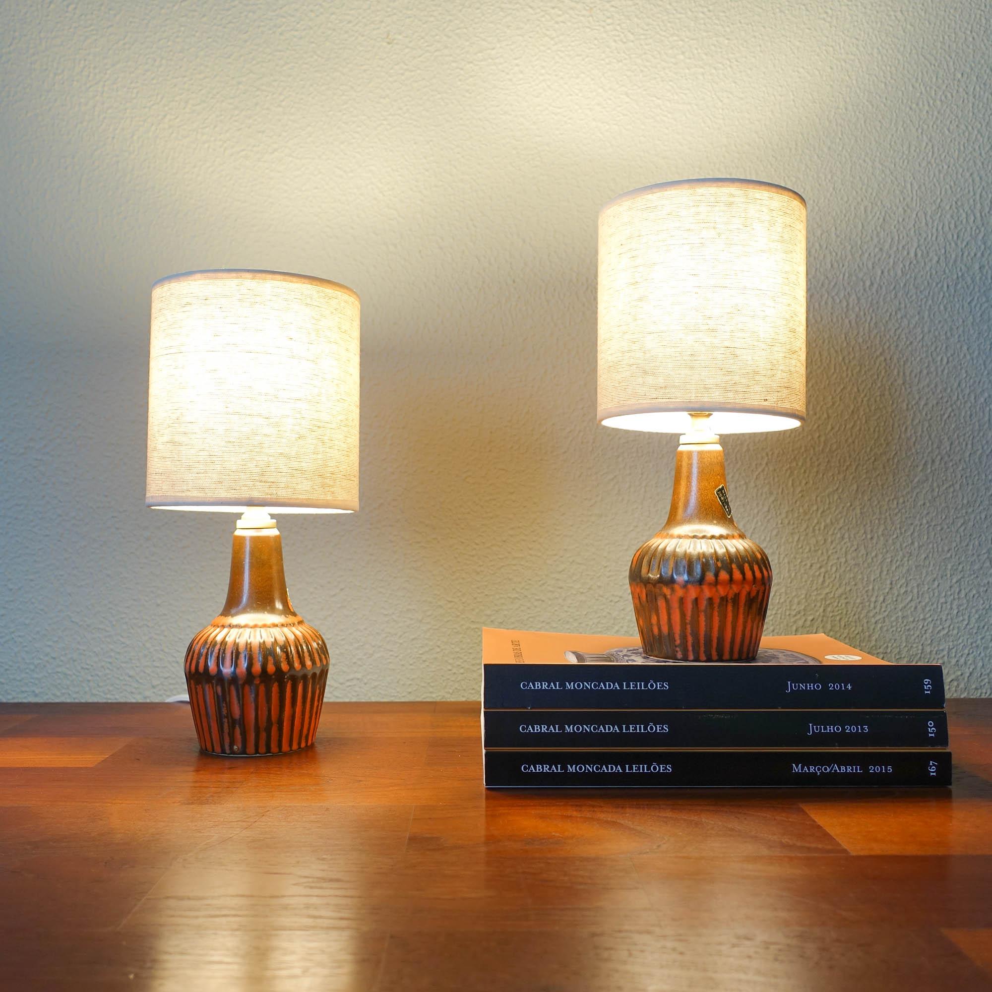 Mid-Century Modern Paire de lampes de bureau en céramique marron et orange de Secla, années 1960 en vente