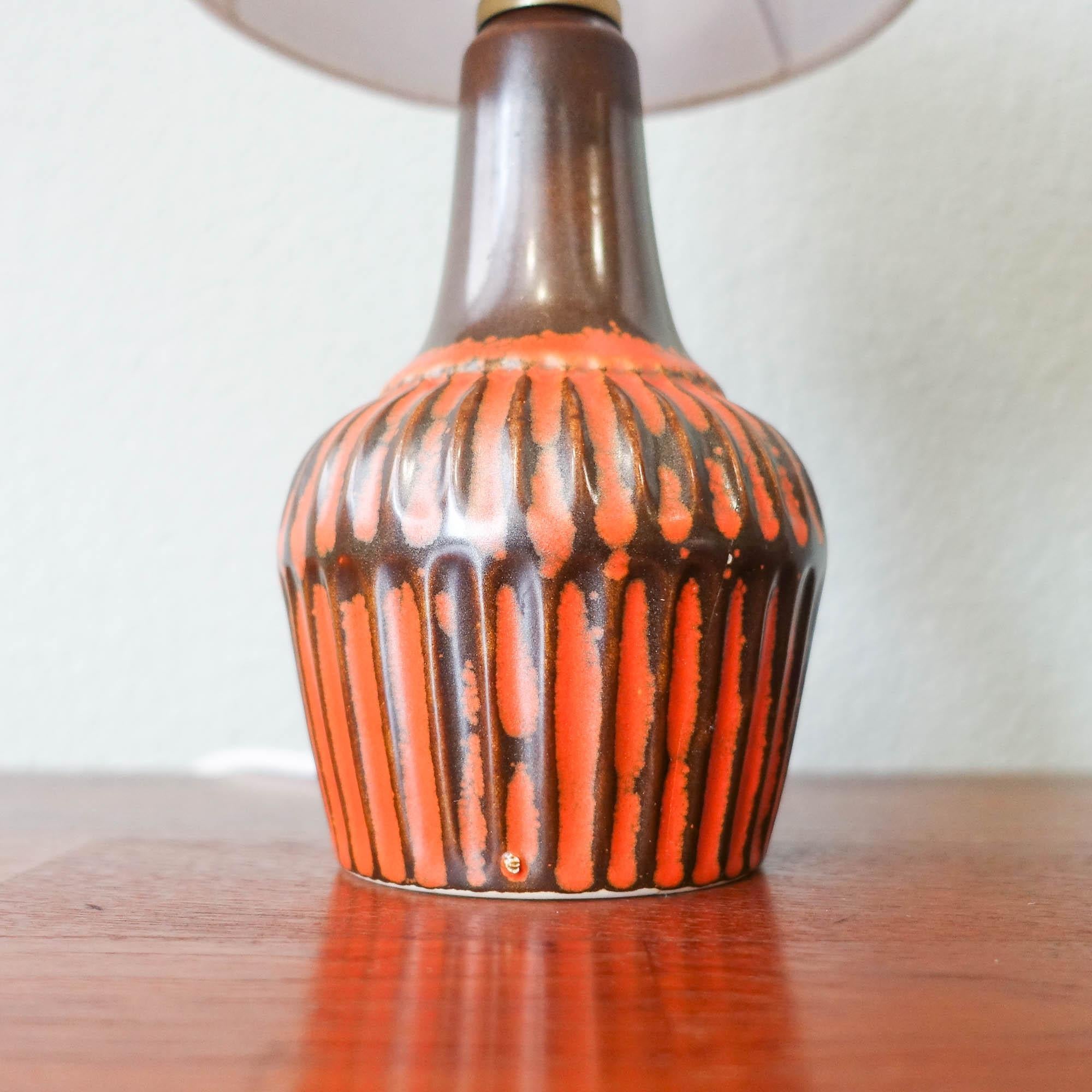 Céramique Paire de lampes de bureau en céramique marron et orange de Secla, années 1960 en vente