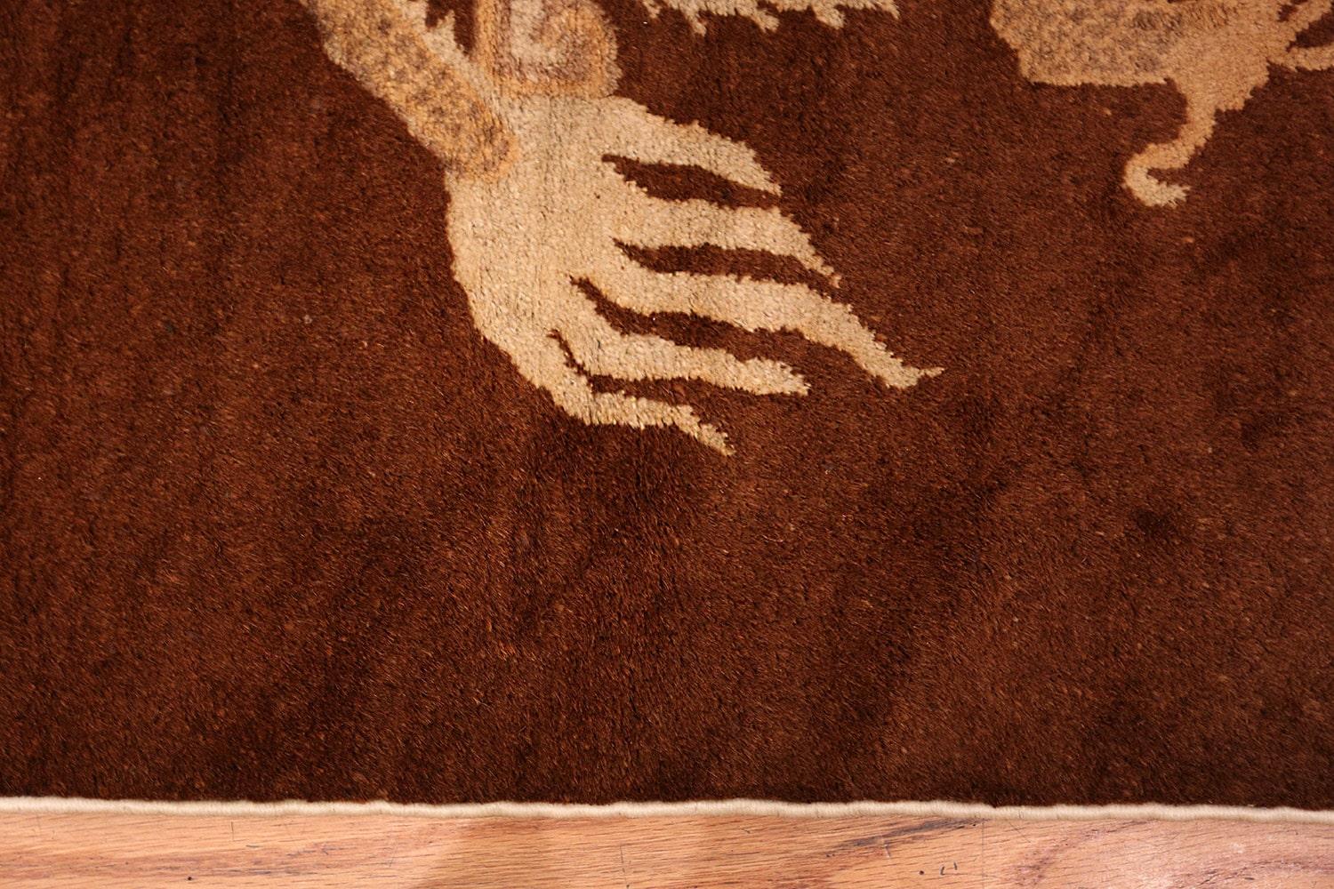 Une belle paire de chemins de table chinois anciens en forme de dragon marron, pays d'origine / type de tapis : antique Chinese Rugs, date circa 1900 - Taille : 2 ft. 8 in x 7 ft. 9 in (0.81 m x 2.36 m).