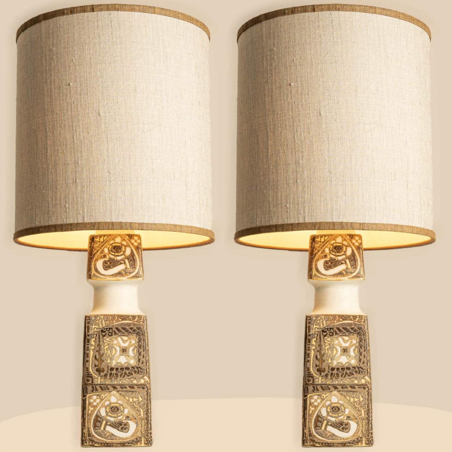 Pareja de sobremesas de cerámica de gran calidad, Dinamarca, años 60. Las pantallas están diseñadas por Rene Houben.

Esta base de lámpara aporta una refinada elegancia y un rico atractivo visual a cualquier interior. Con su bella forma y textura,