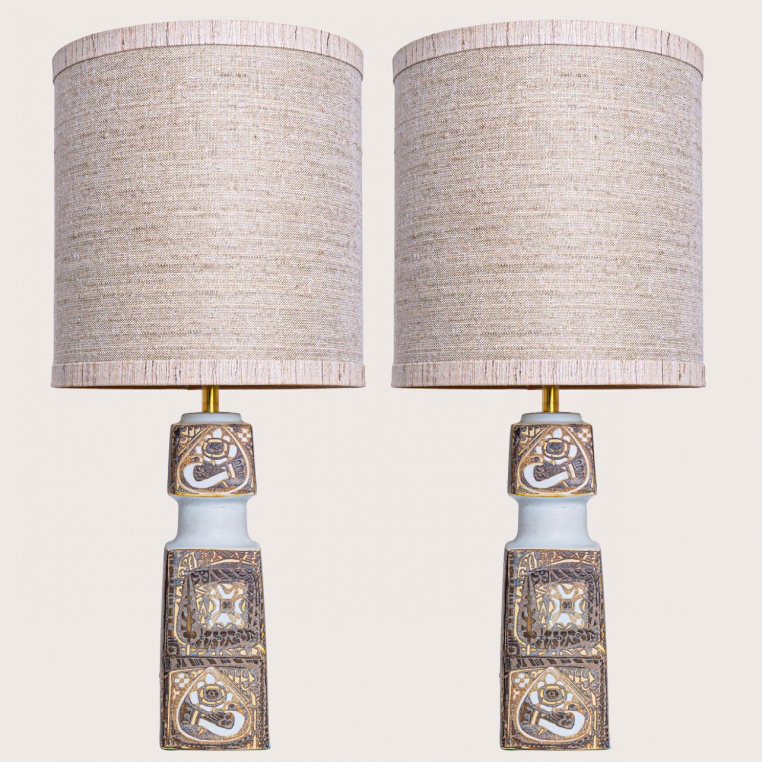 Paire de tables en céramique de grande qualité, années 1960, Danemark. Les abat-jour sont conçus par Rene Houben.

Ce pied de lampe apporte une élégance raffinée et un riche attrait visuel à tout intérieur. Avec sa belle forme et sa texture, il