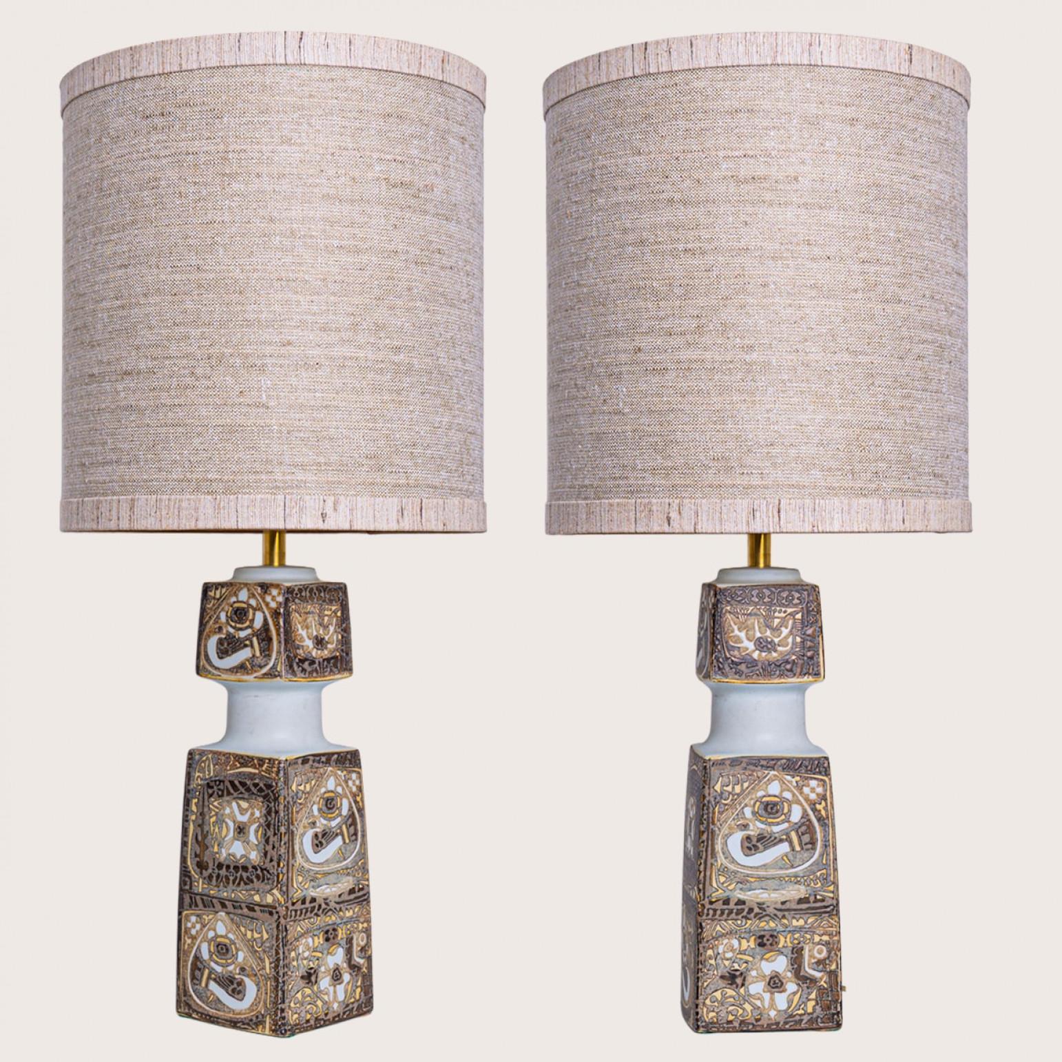 Mid-Century moderno Coppia di lampade da tavolo in ceramica marrone beige, paralume di R. Houben in vendita