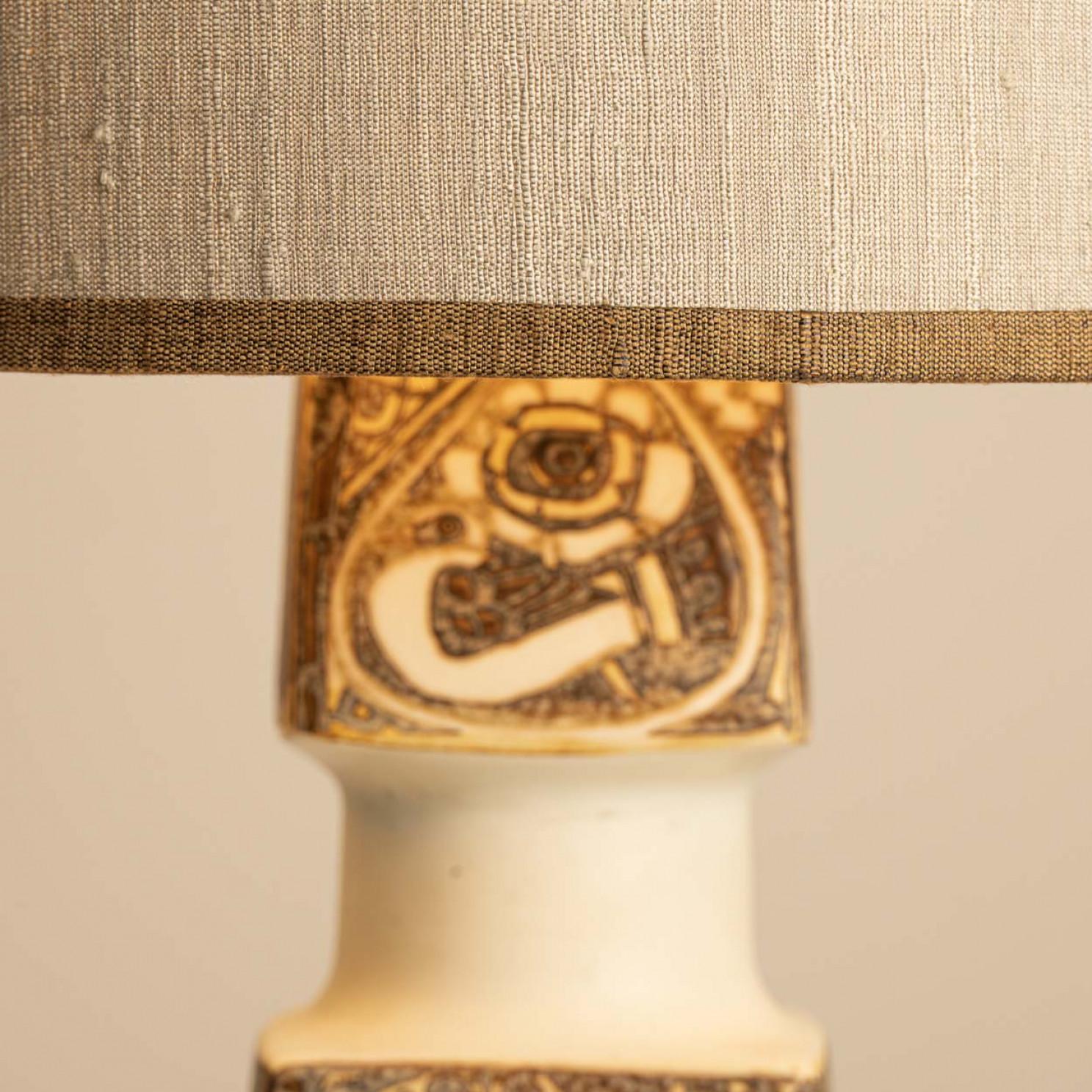 Pareja de lámparas de pie de cerámica marrón beige, pantalla de R. Houben Danés en venta