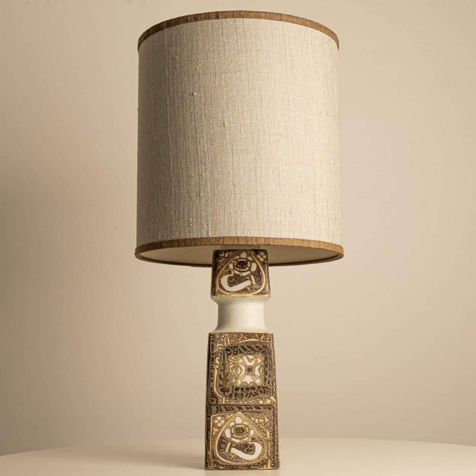 Pareja de lámparas de pie de cerámica marrón beige, pantalla de R. Houben mediados del siglo XX en venta
