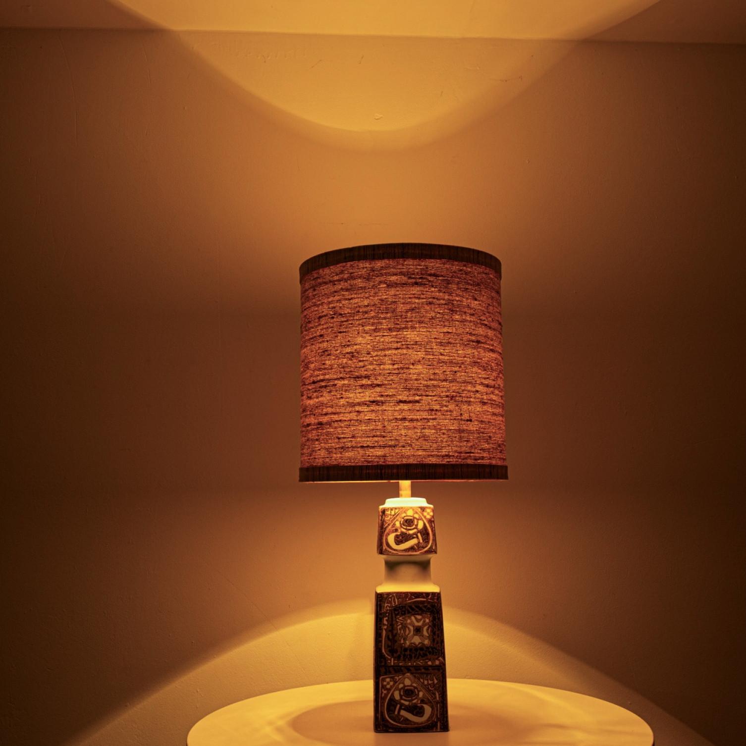 Milieu du XXe siècle Paire de lampadaires en céramique brun-beige, abat-jour de R. Houben en vente