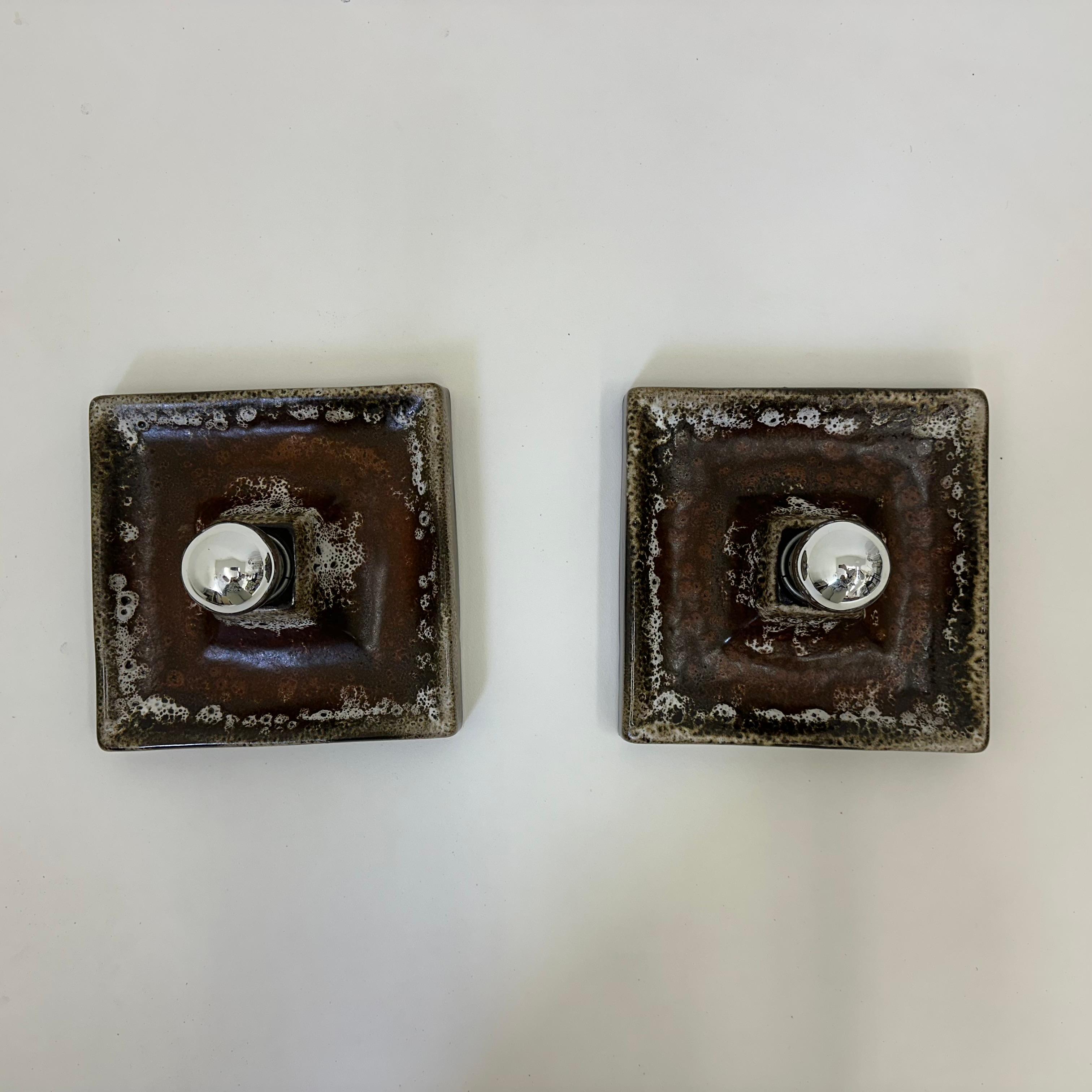 Pareja de apliques de cerámica marrón , años 70 en Bueno estado para la venta en Delft, NL