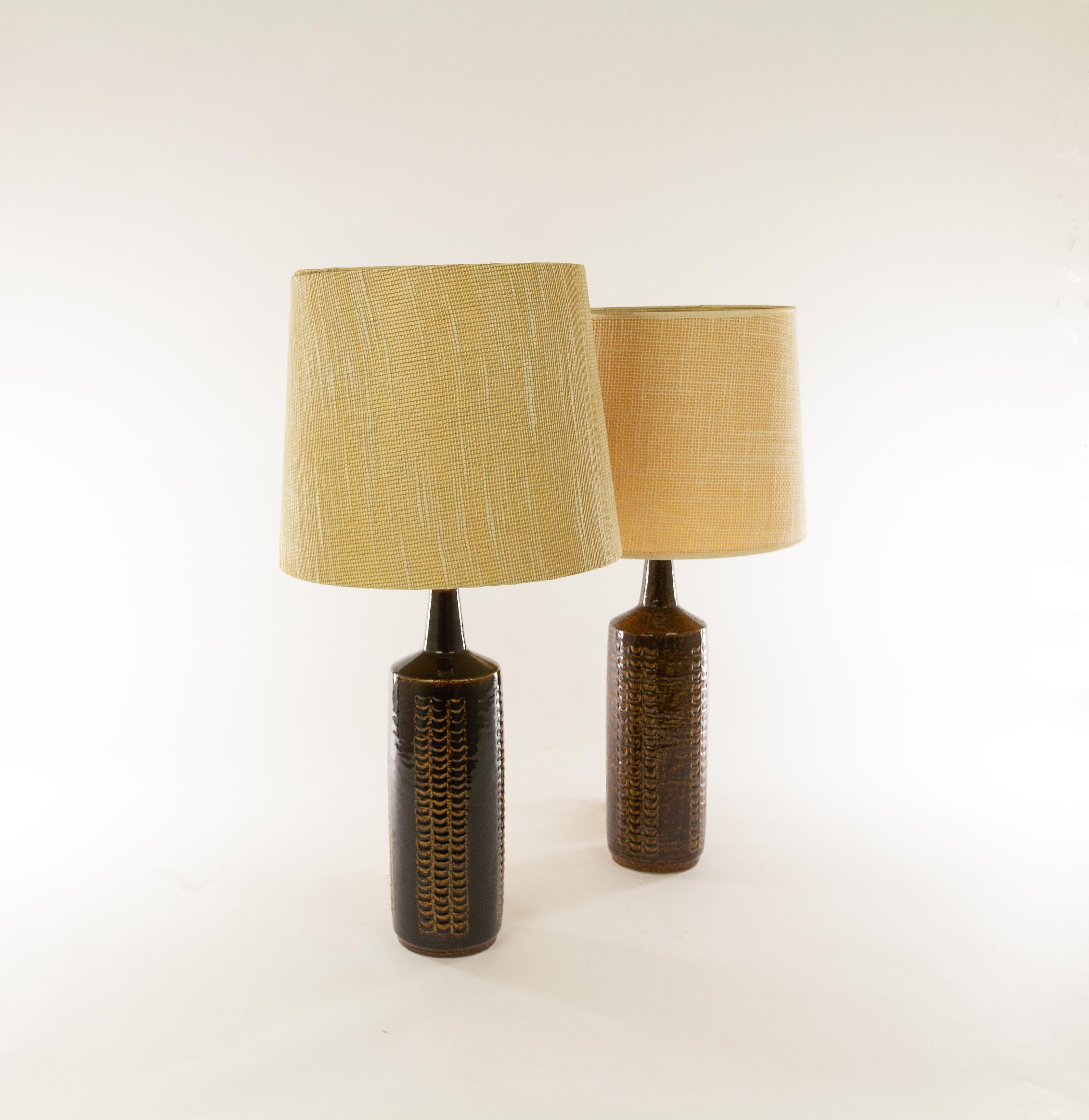 A pair of DL/27 table lamps made by Annelise and Per Linnemann-Schmidt for Palshus in the 1960s. The colour of both pieces is brown.

The lamps come with their original lampshade holders. The lampshades shown are for display purposes only and are