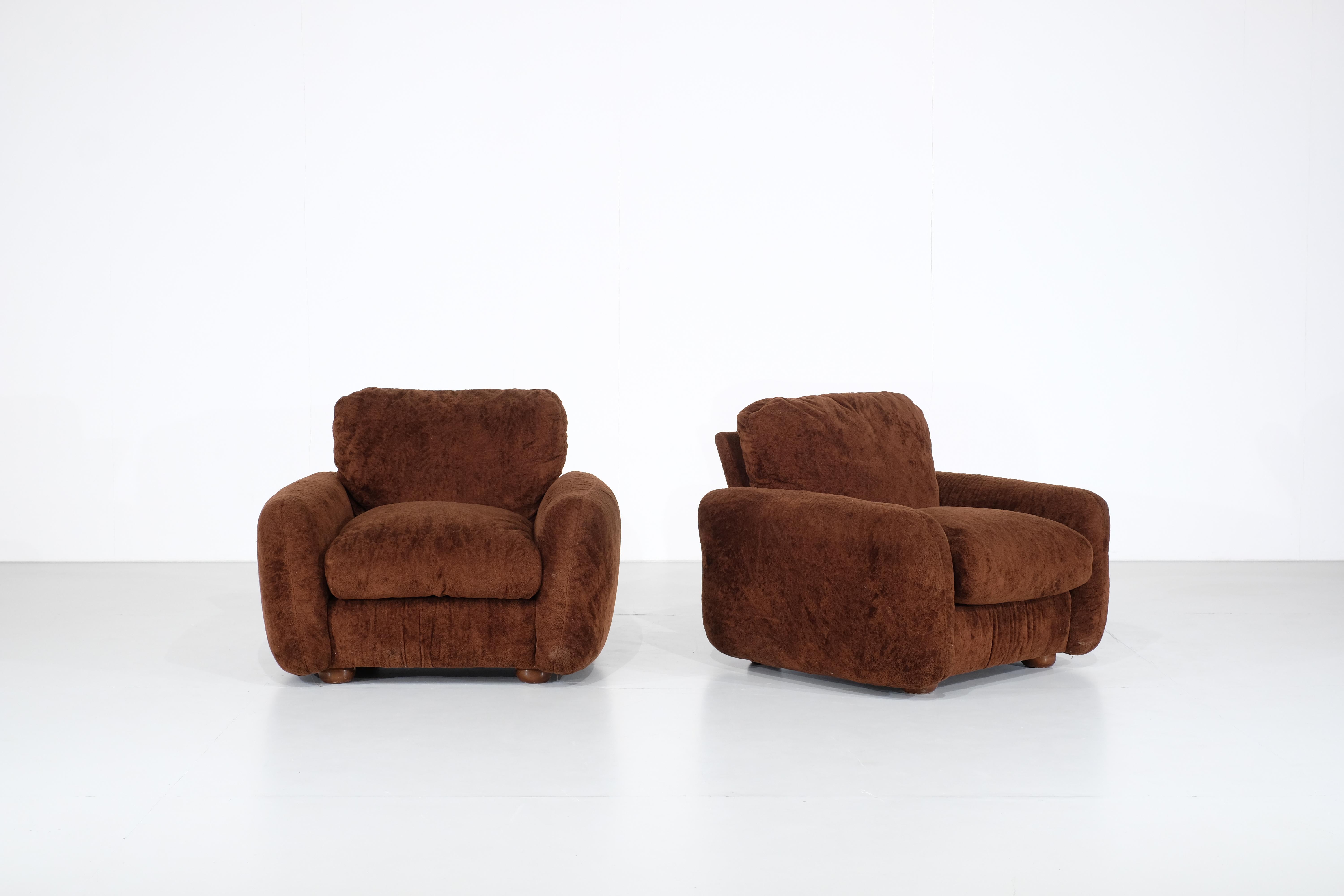 Magnificent pair of brown fabric armchairs designed in the 1970s in Italy.

These armchairs are very stylish and very comfortable; they will be perfect for your living room.

They are unique in that they are very soft. The seats are therefore not