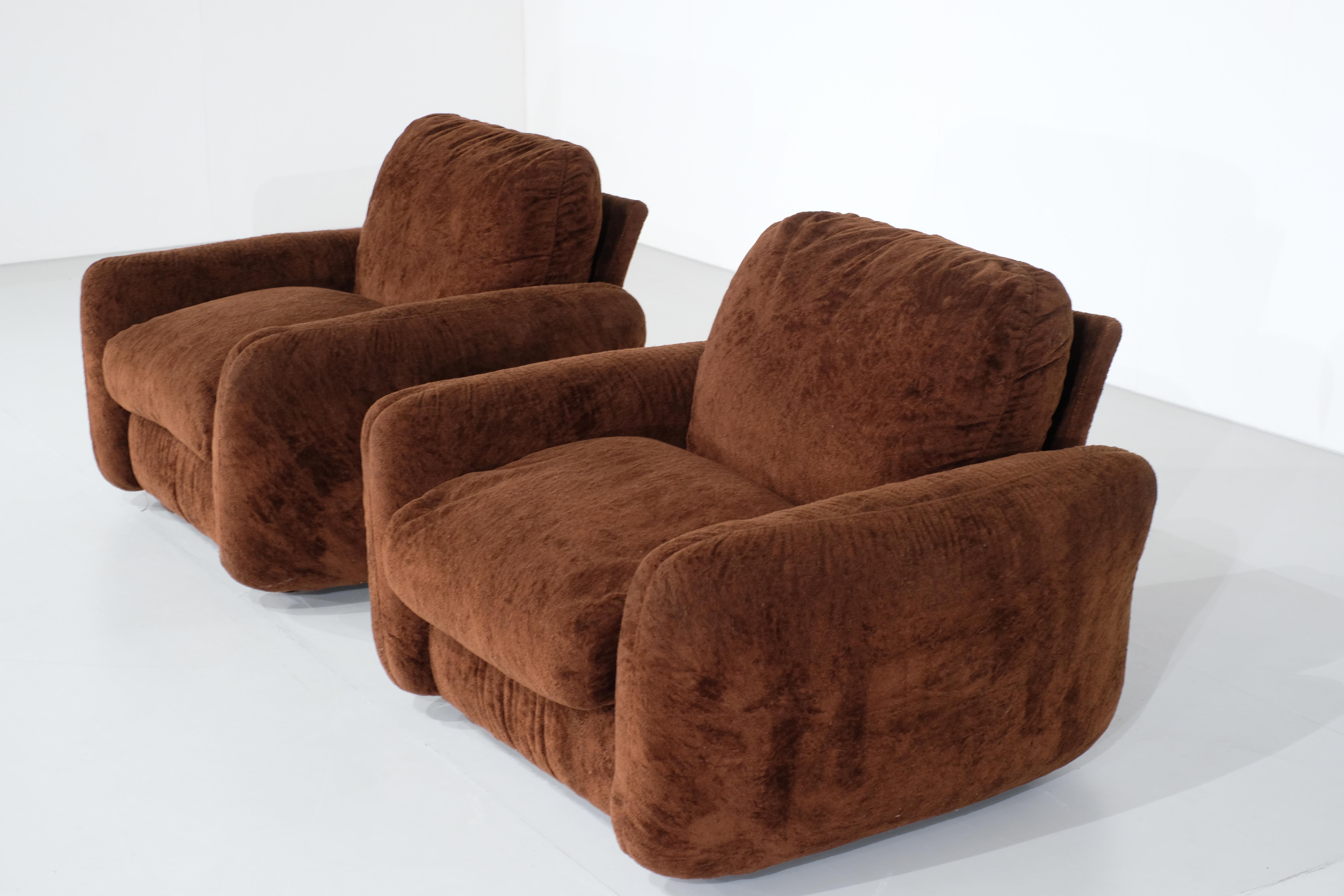 Pair of brown fabric armchairs, Italy - 1970s For Sale 1